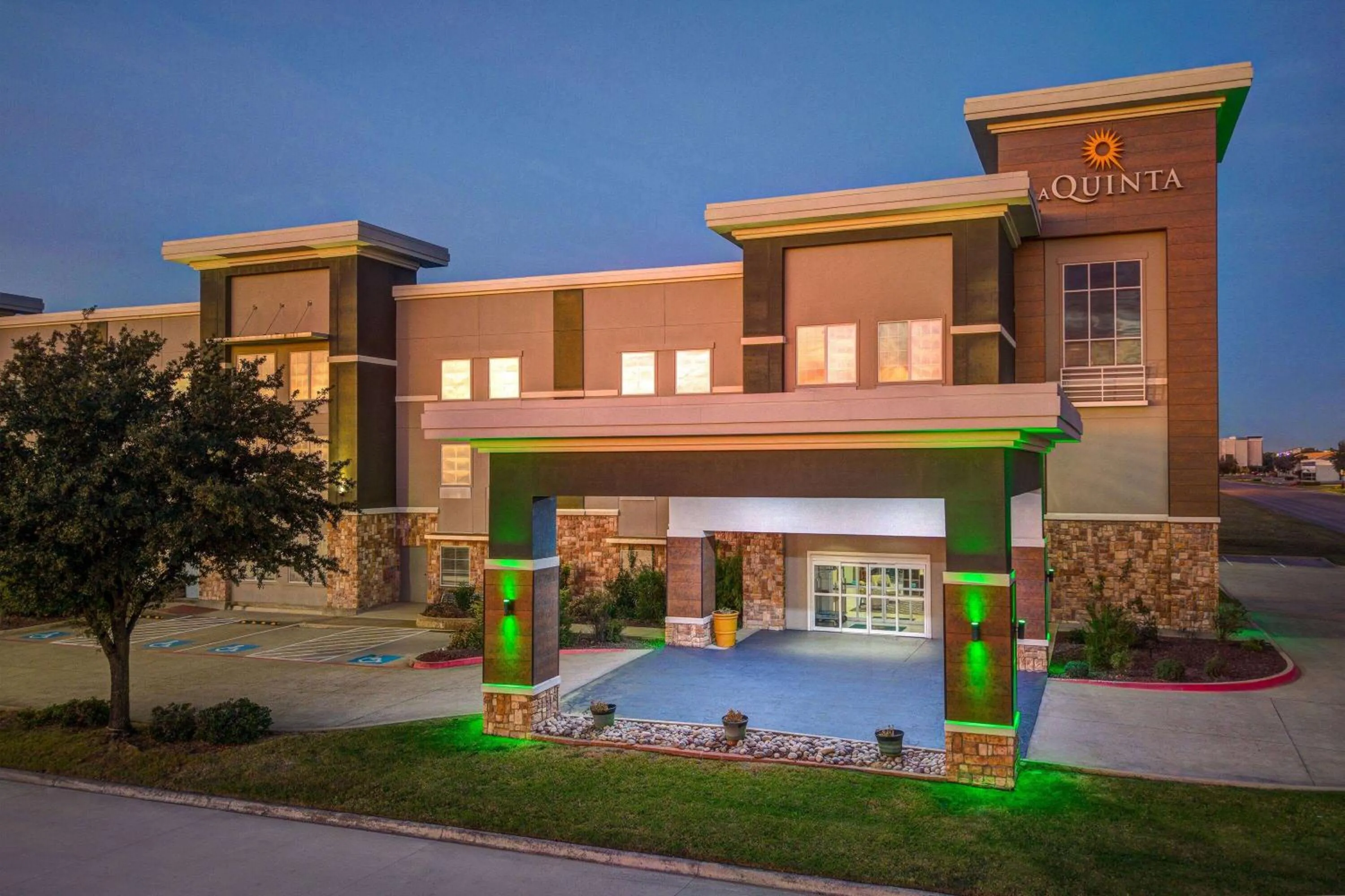 Property building in La Quinta by Wyndham Ft. Worth - Forest Hill, TX