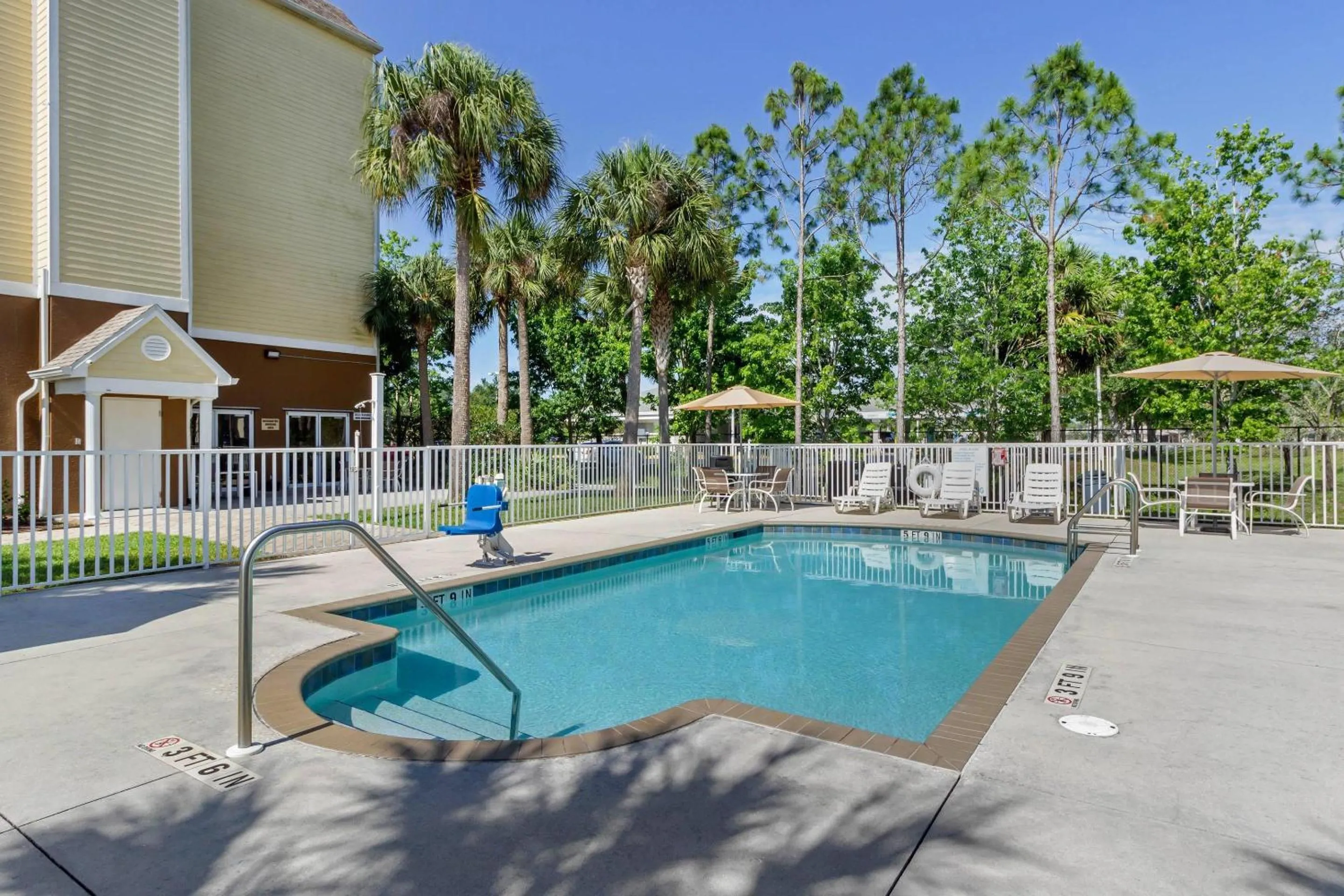 Swimming pool in Quality Inn & Suites Lehigh Acres Fort Myers