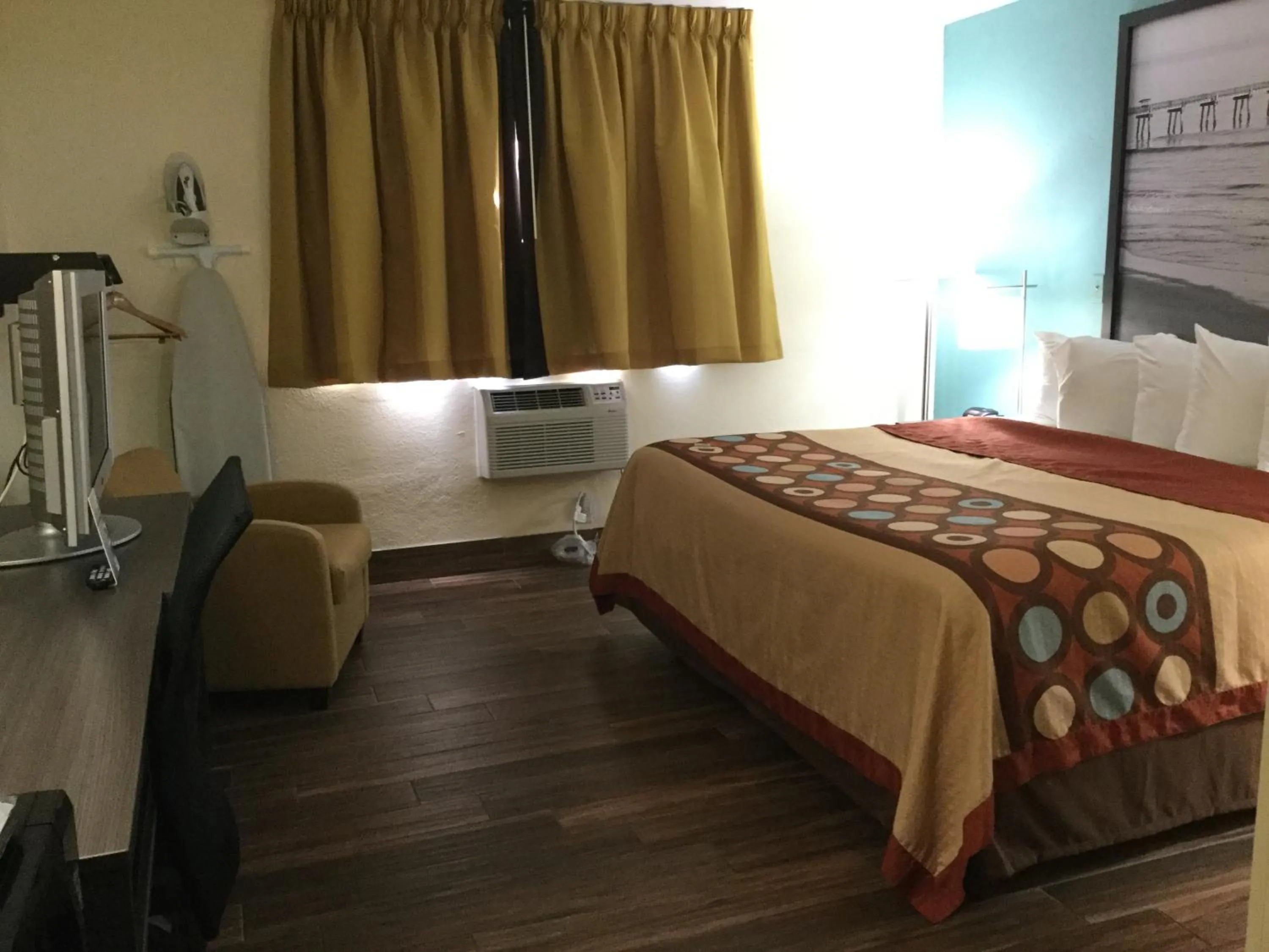 Bedroom, Bed in Super8 by Wyndham NEARBY Clearwater St Petersburg International Airport