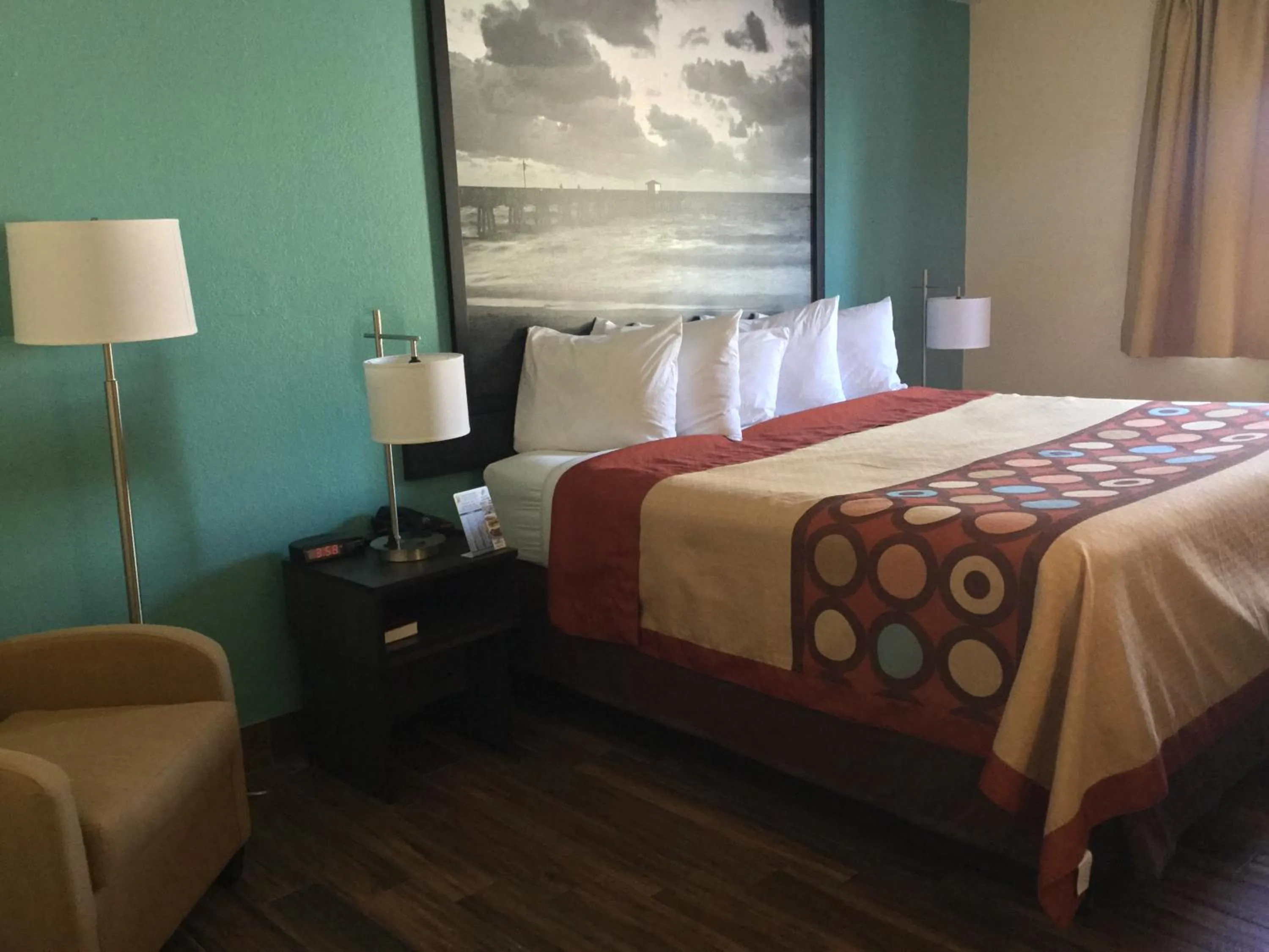 Bedroom, Bed in Super8 by Wyndham NEARBY Clearwater St Petersburg International Airport