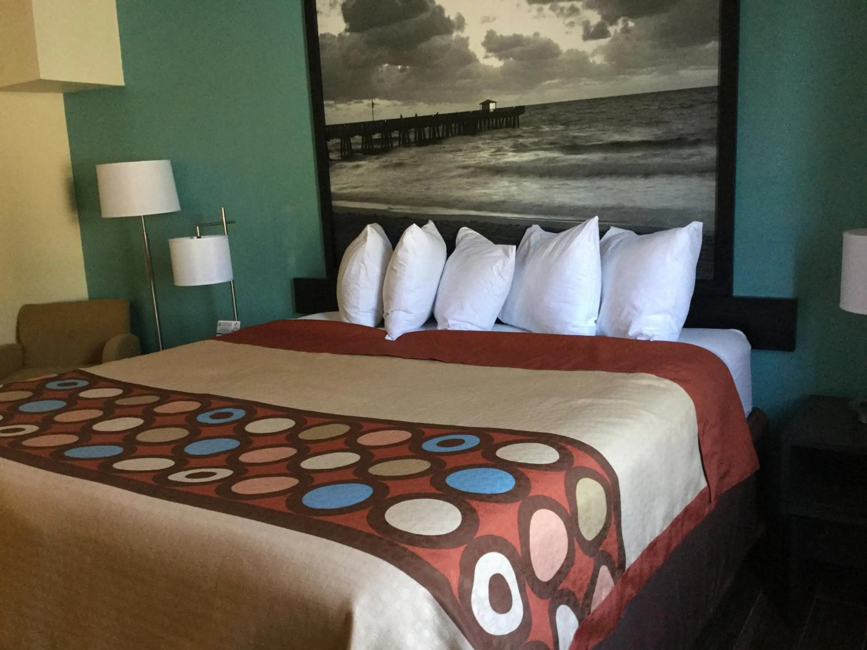 Bedroom, Bed in Super8 by Wyndham NEARBY Clearwater St Petersburg International Airport