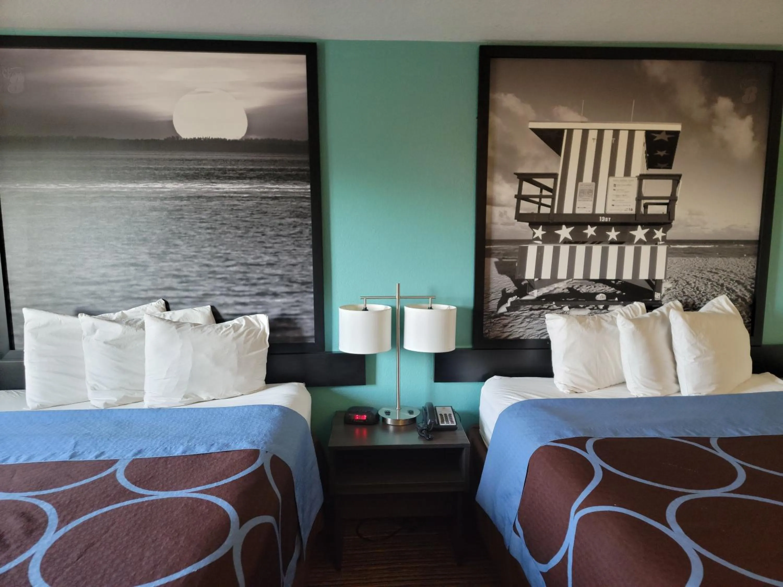 Bed in Super8 by Wyndham NEARBY Clearwater St Petersburg International Airport