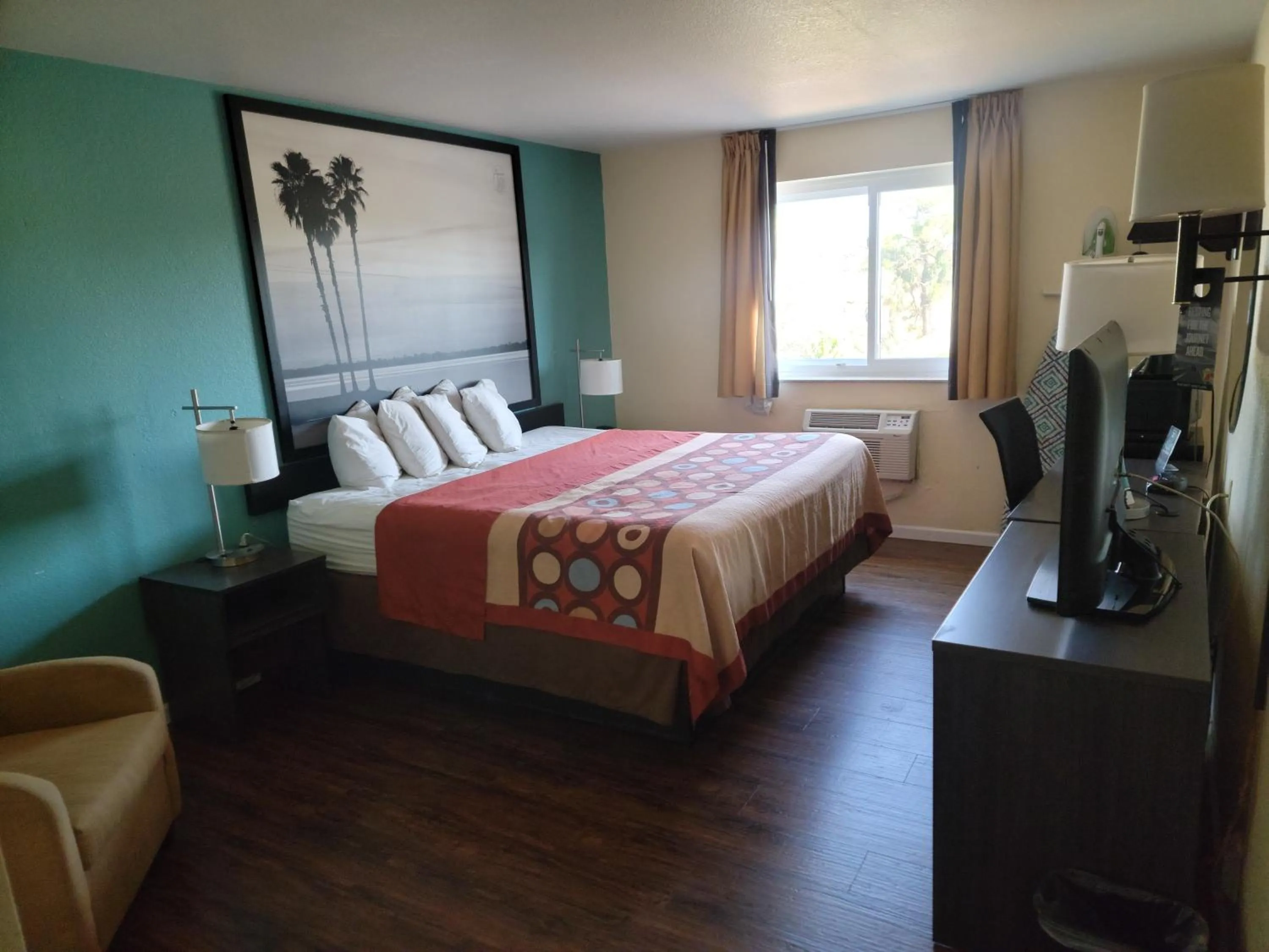 Property building, Bed in Super8 by Wyndham NEARBY Clearwater St Petersburg International Airport