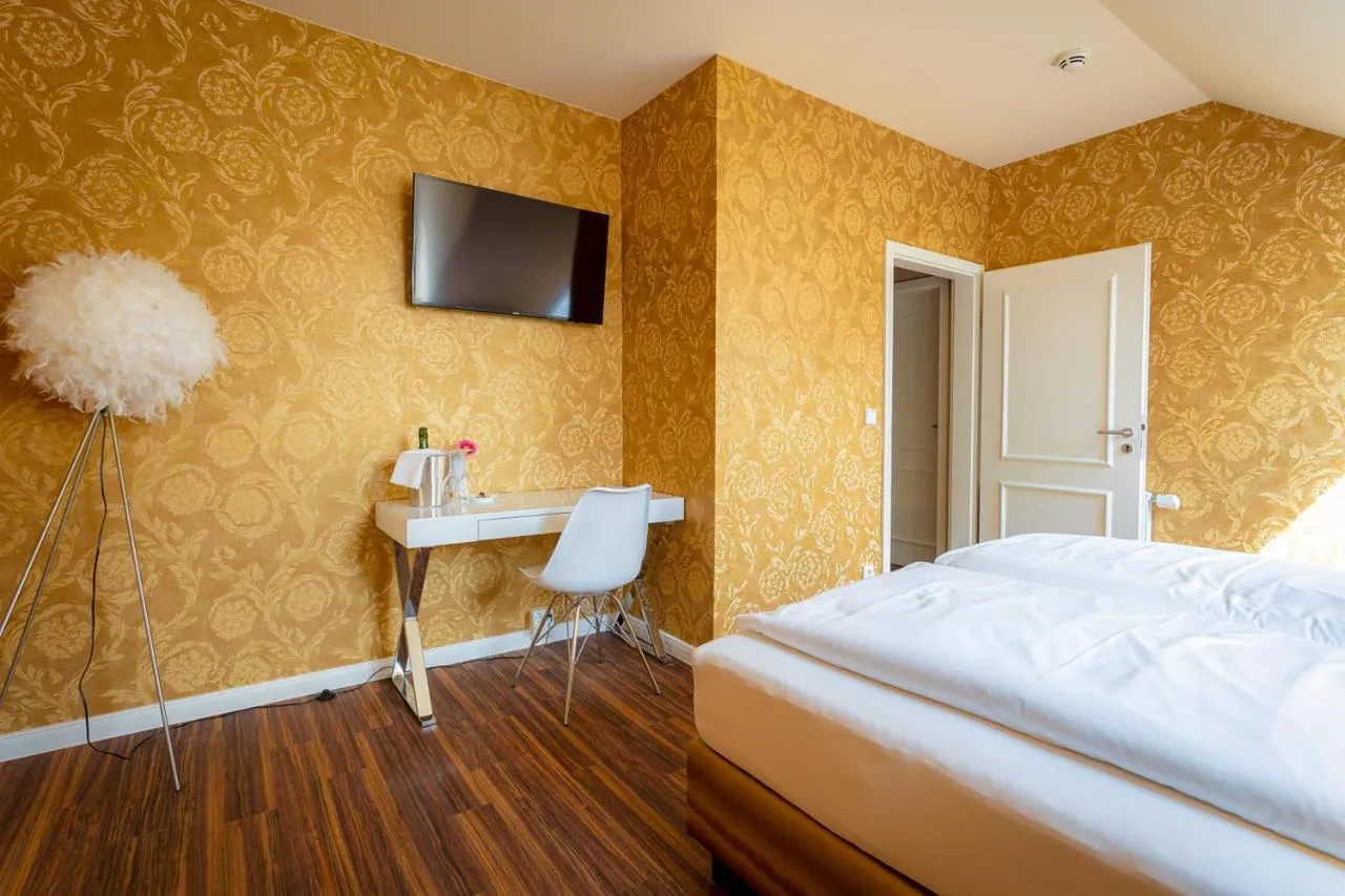 TV and multimedia, Bed in MOMENTS Boutique Hotel