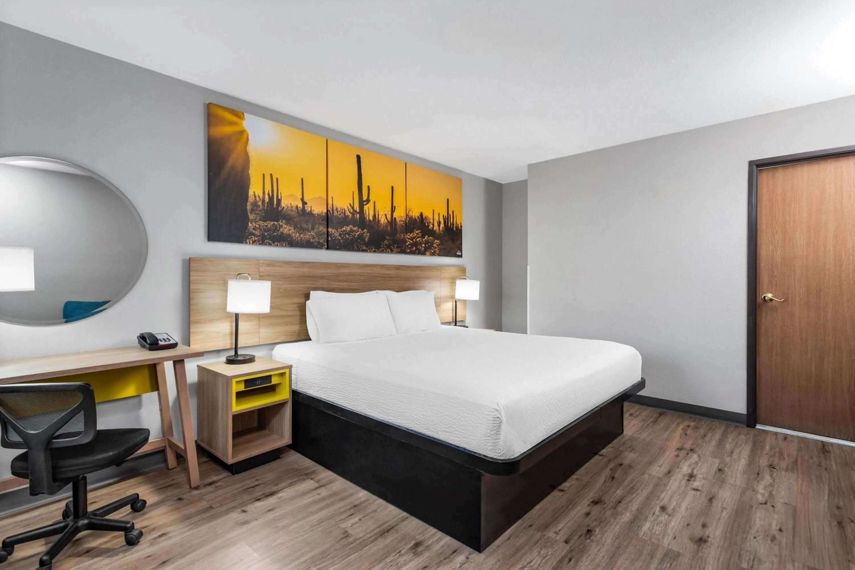 Photo of the whole room, Bed in Days Inn by Wyndham Phoenix West