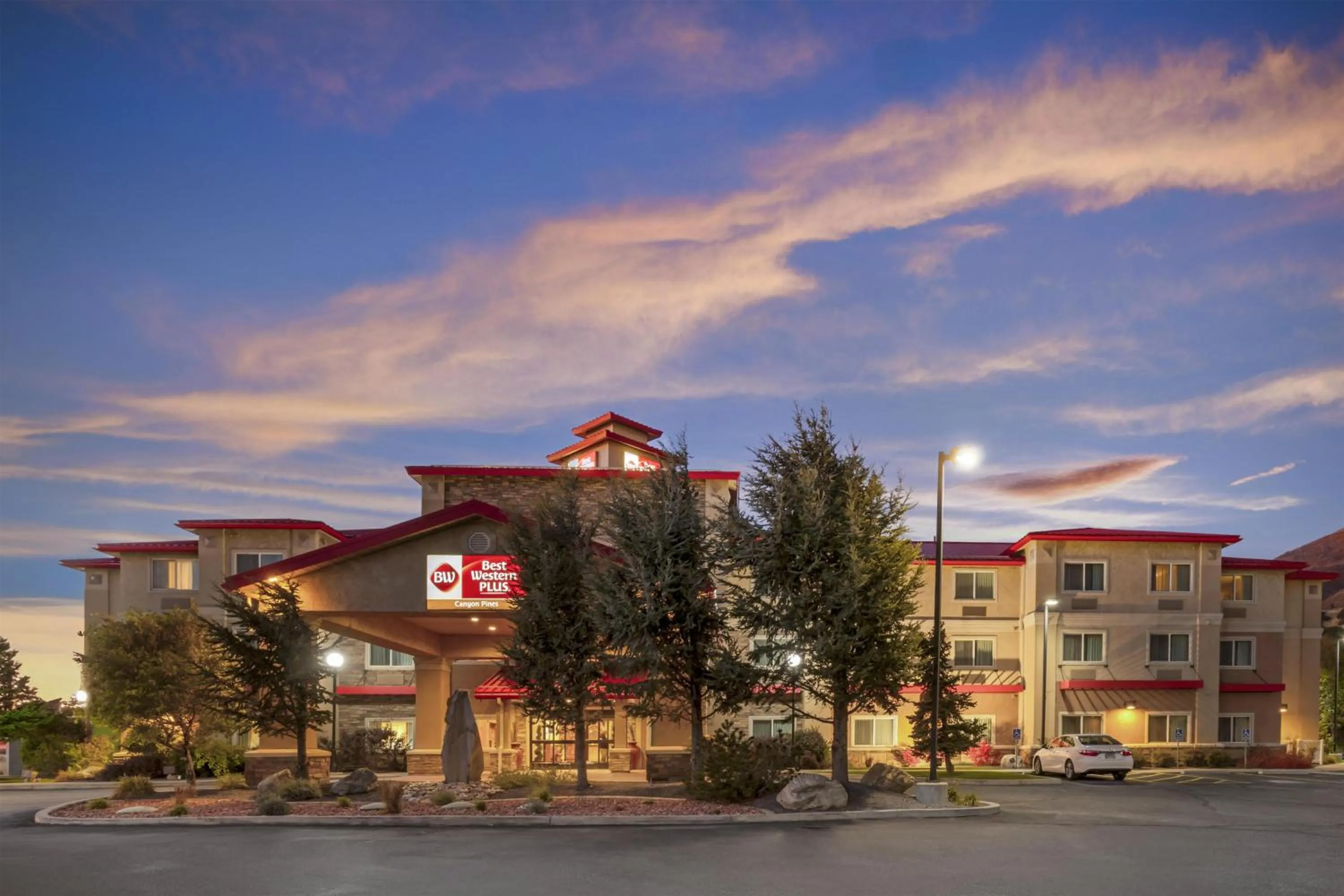 Property building in Best Western Plus Canyon Pines