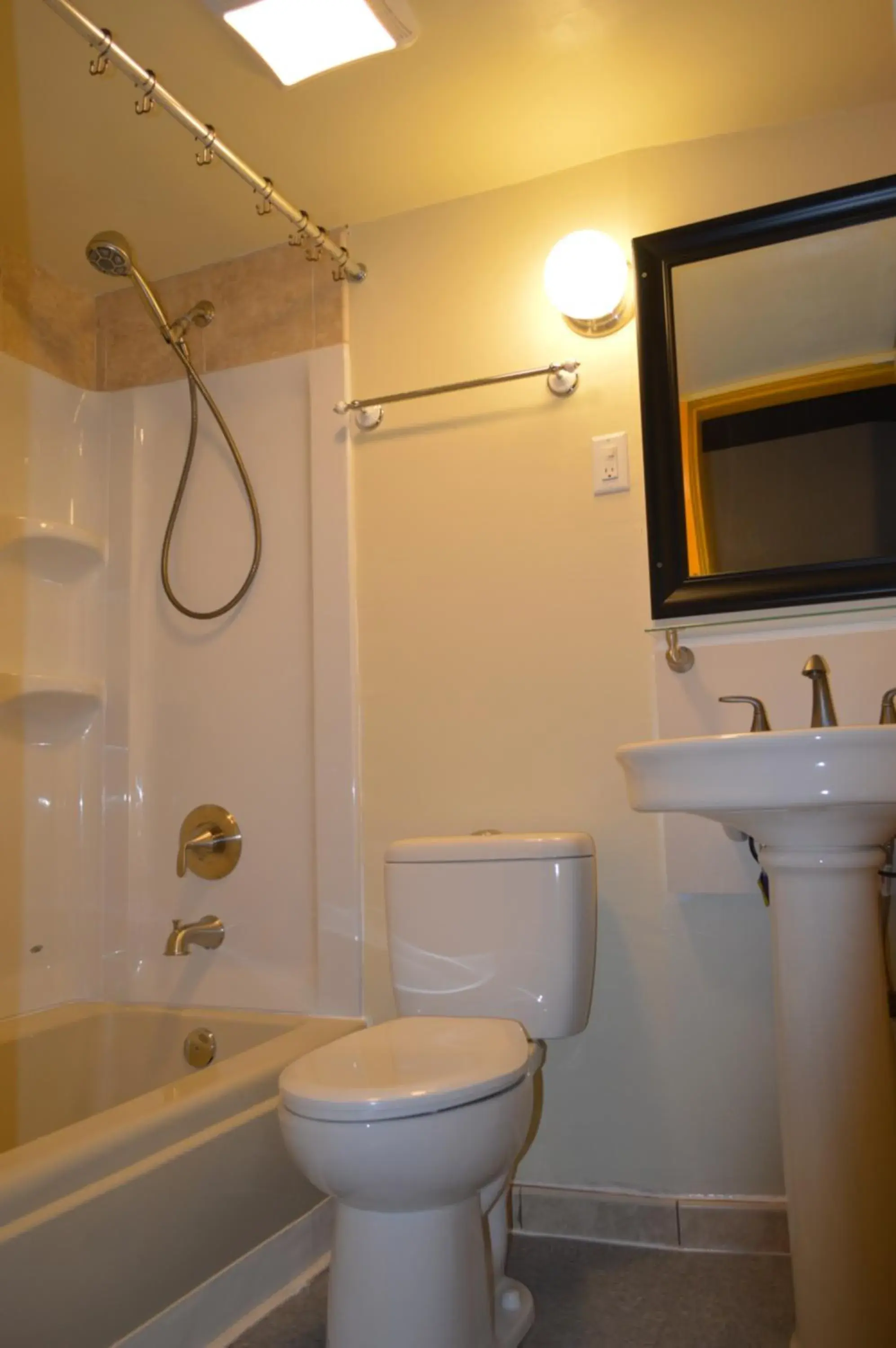 Single Bed in Mixed Dormitory Room in Gorge View Single Bed in Mixed Dormitory Room in Gorge View