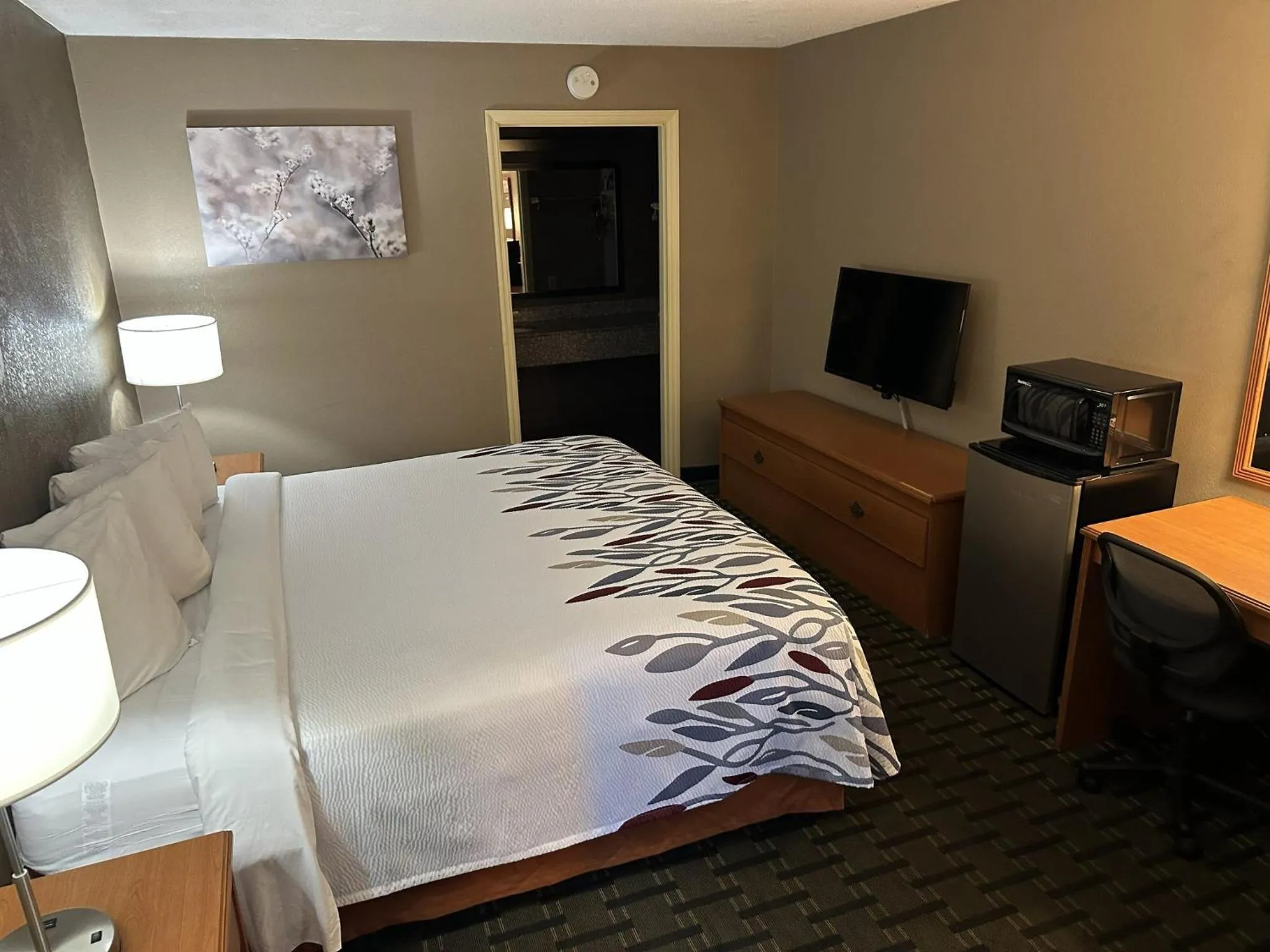 Bedroom, Bed in Red Roof Inn & Suites Marysville