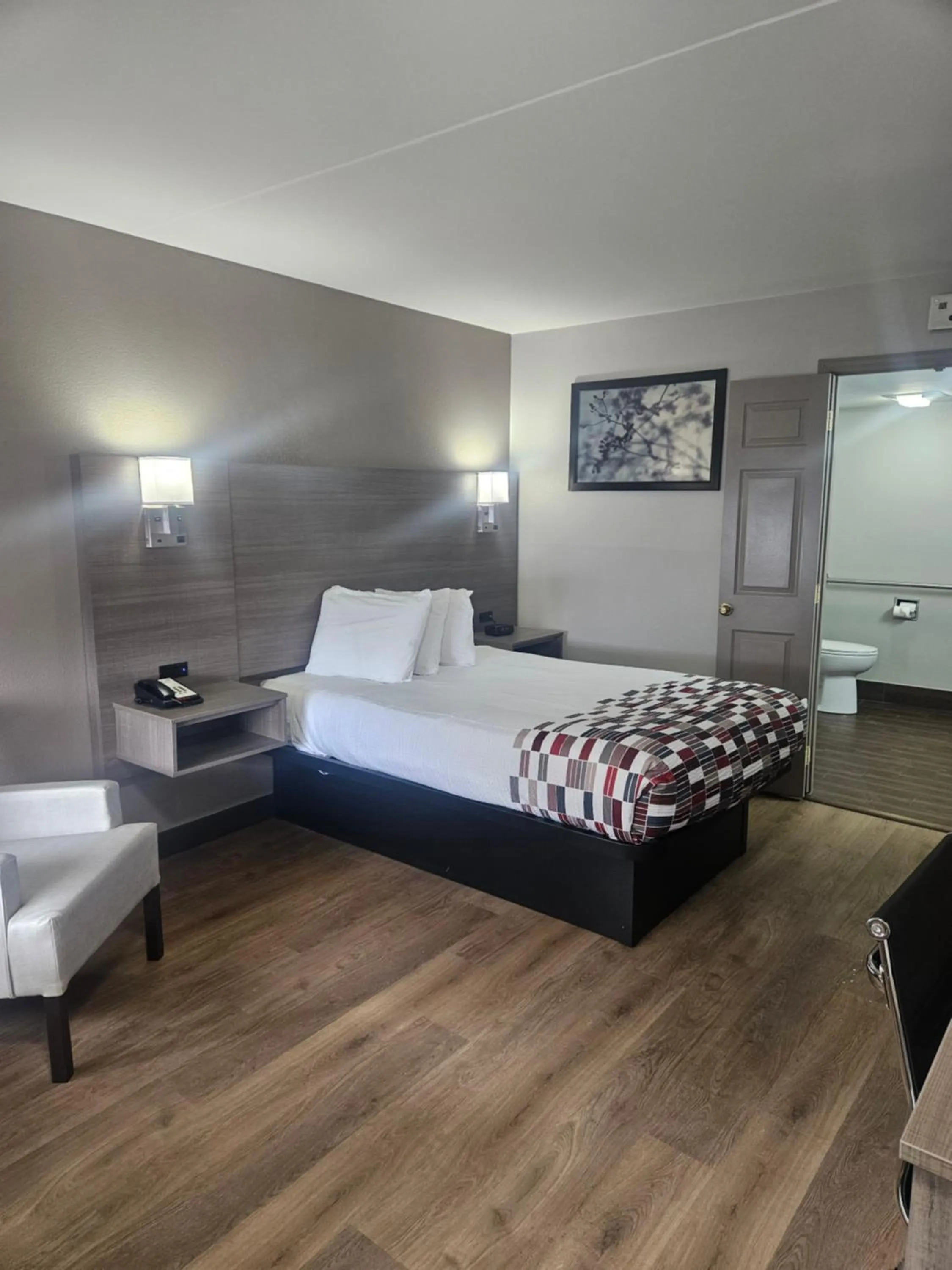 Guests, Bed in Red Roof Inn & Suites Marysville