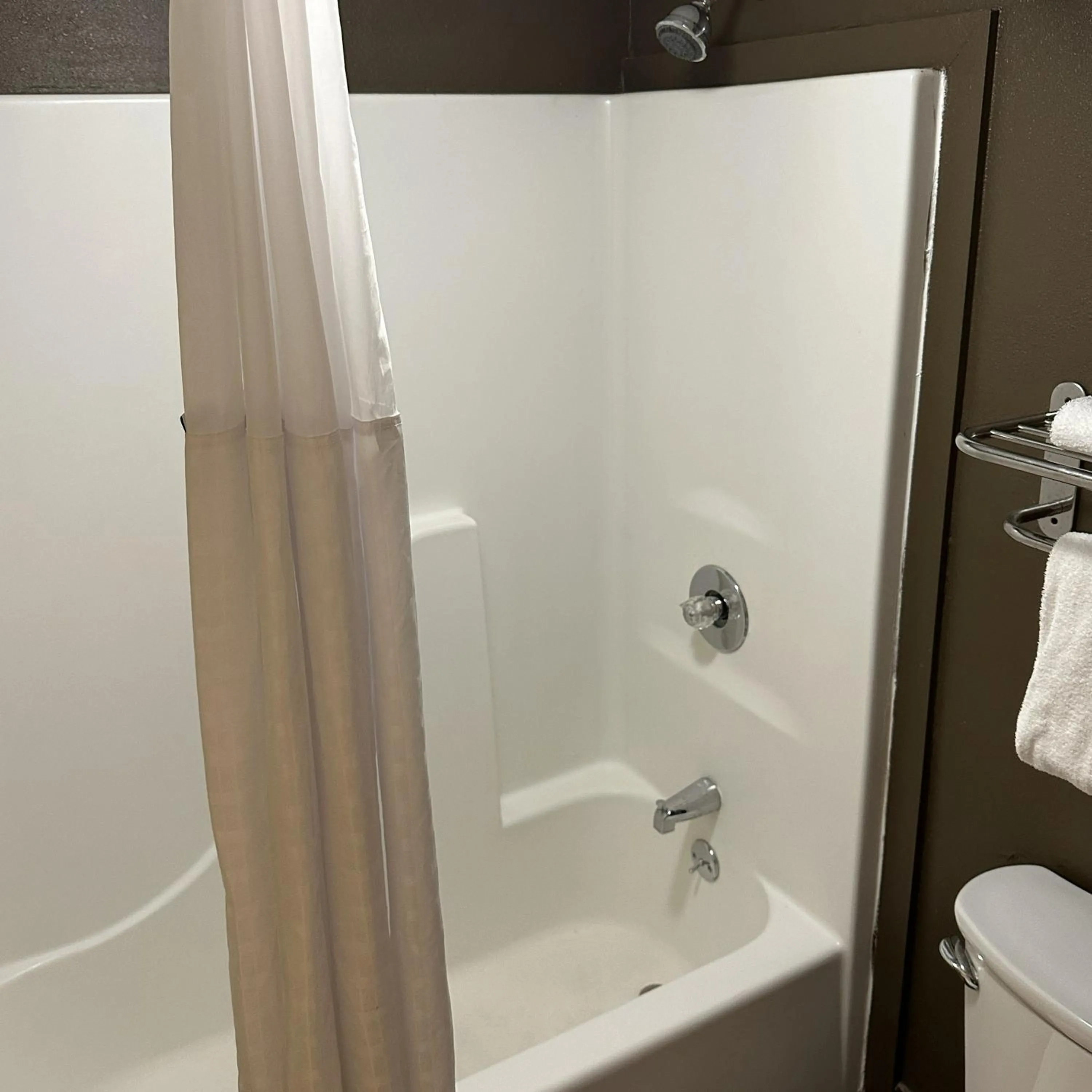 Bathroom in Red Roof Inn & Suites Marysville