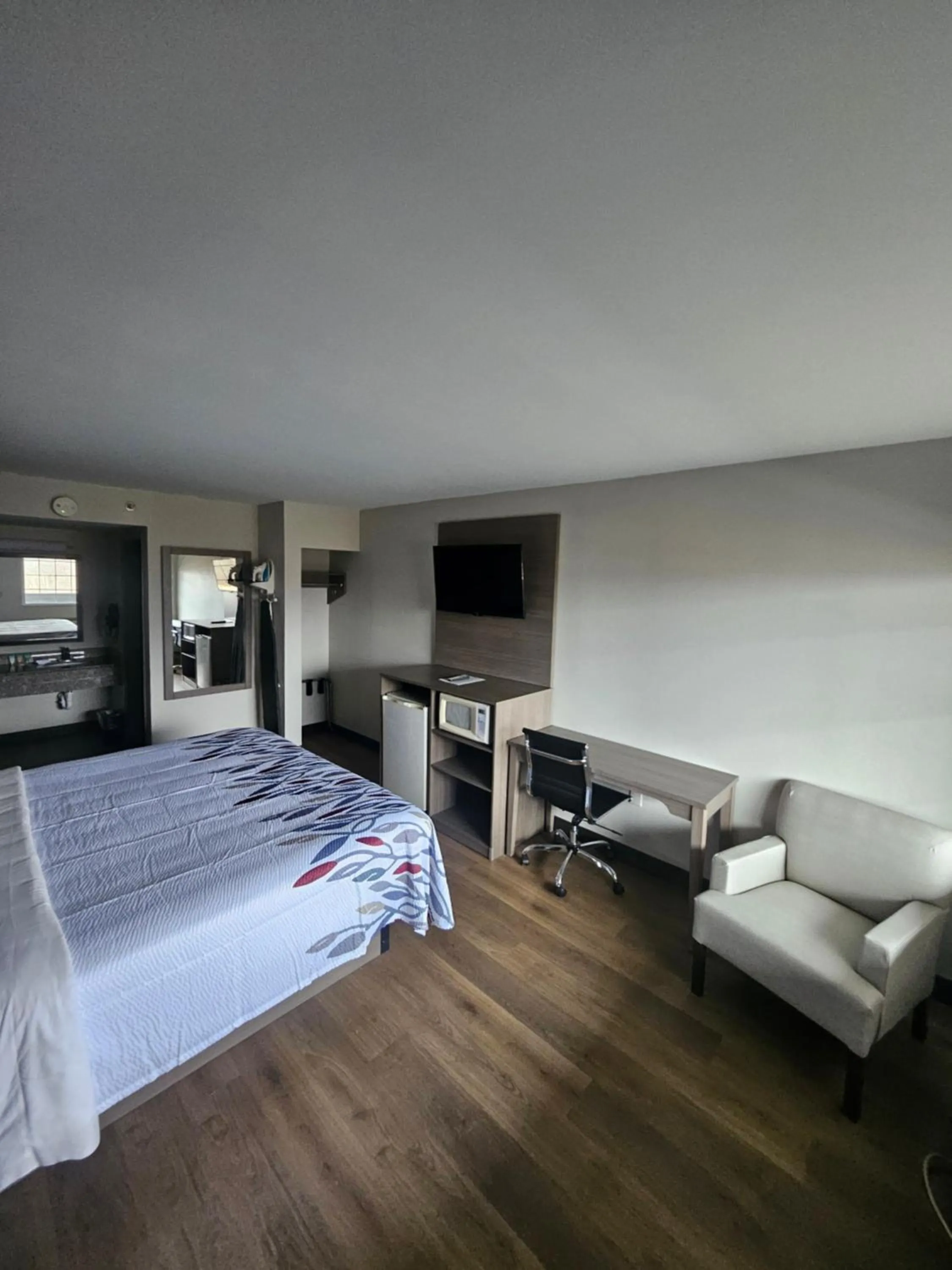 Bedroom, Bed in Red Roof Inn & Suites Marysville