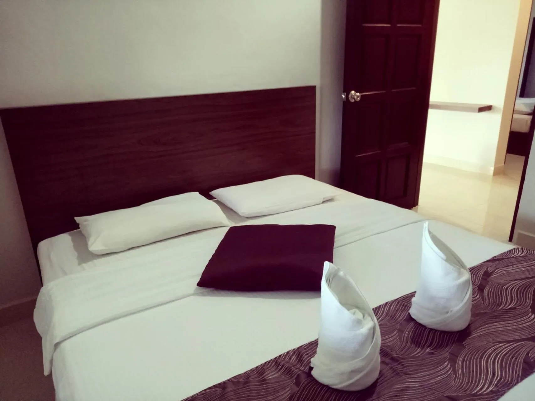 Photo of the whole room, Bed in White Lodge