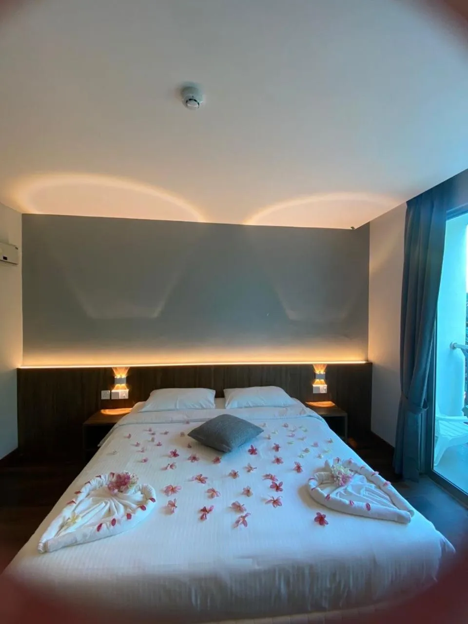 Photo of the whole room, Bed in White Lodge