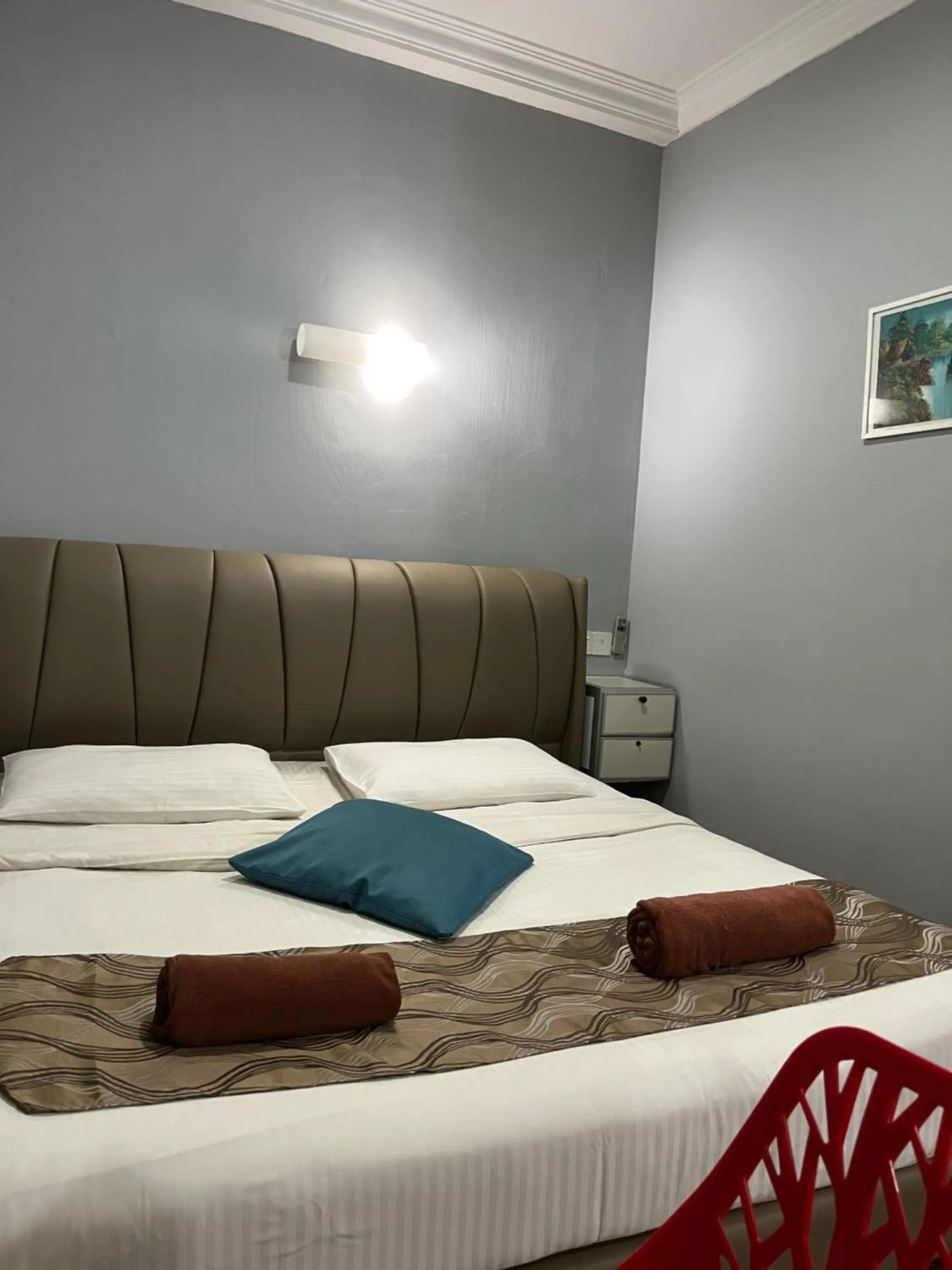 Photo of the whole room, Bed in White Lodge