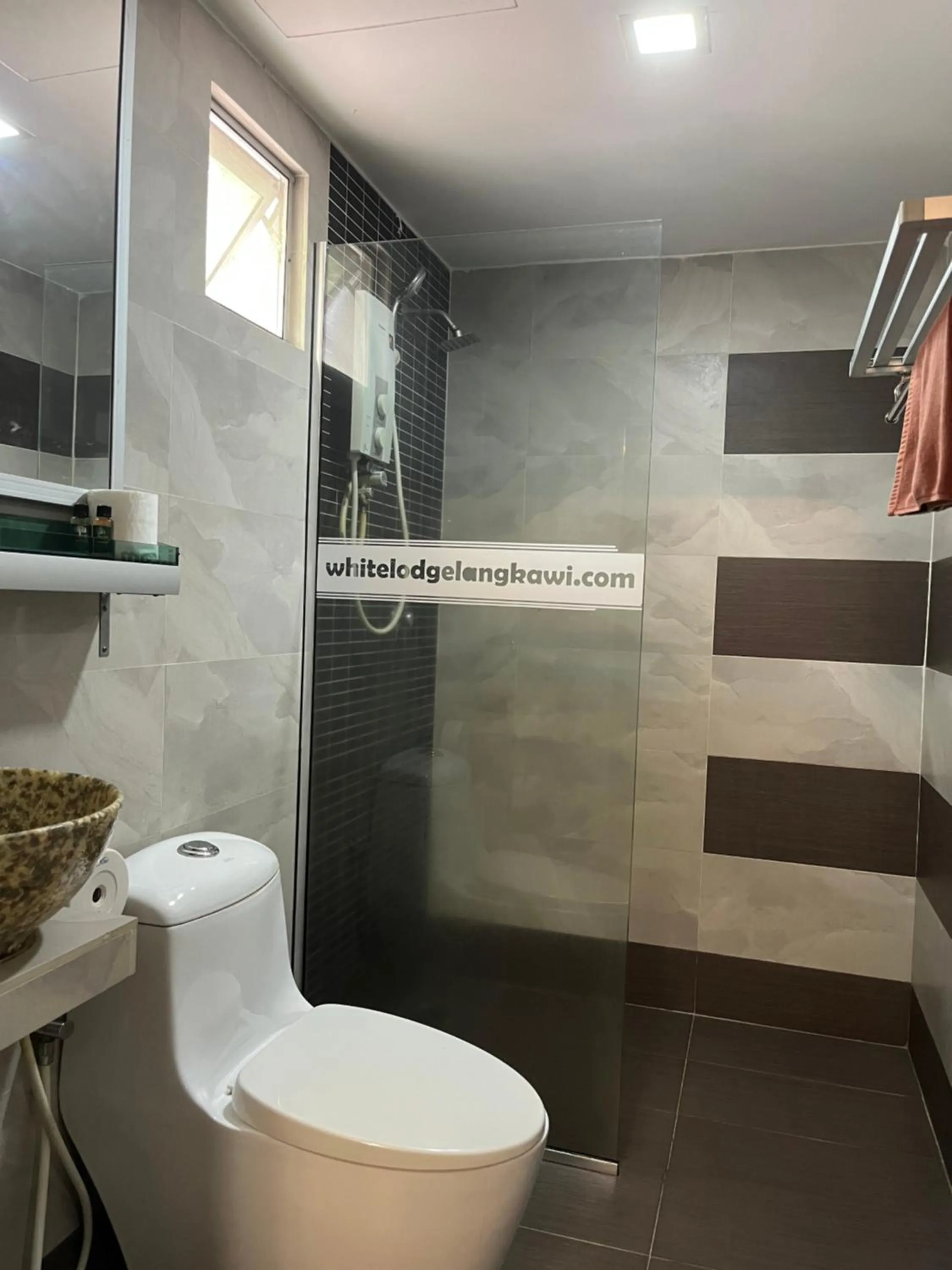 Bathroom in White Lodge