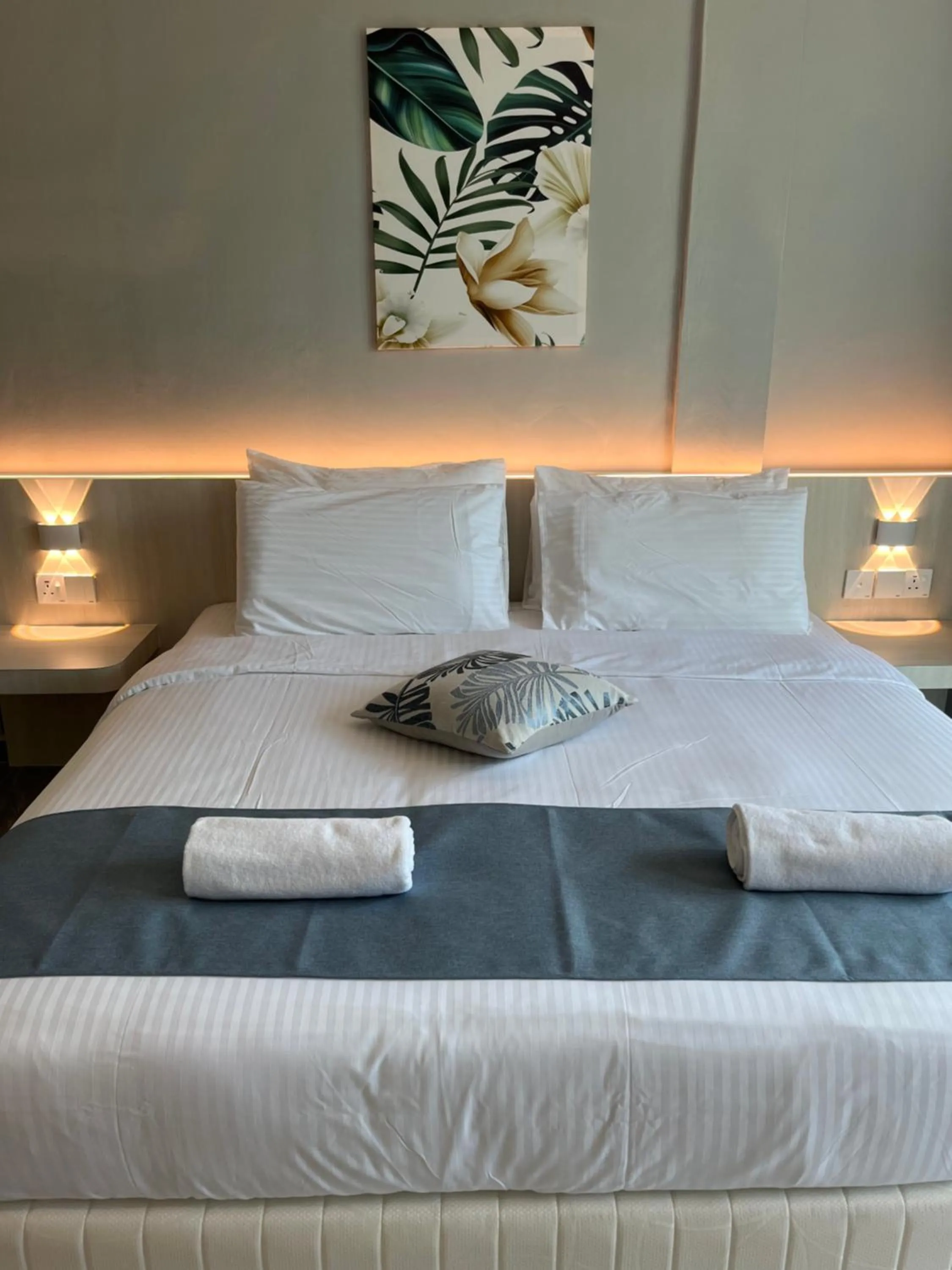 Photo of the whole room, Bed in White Lodge