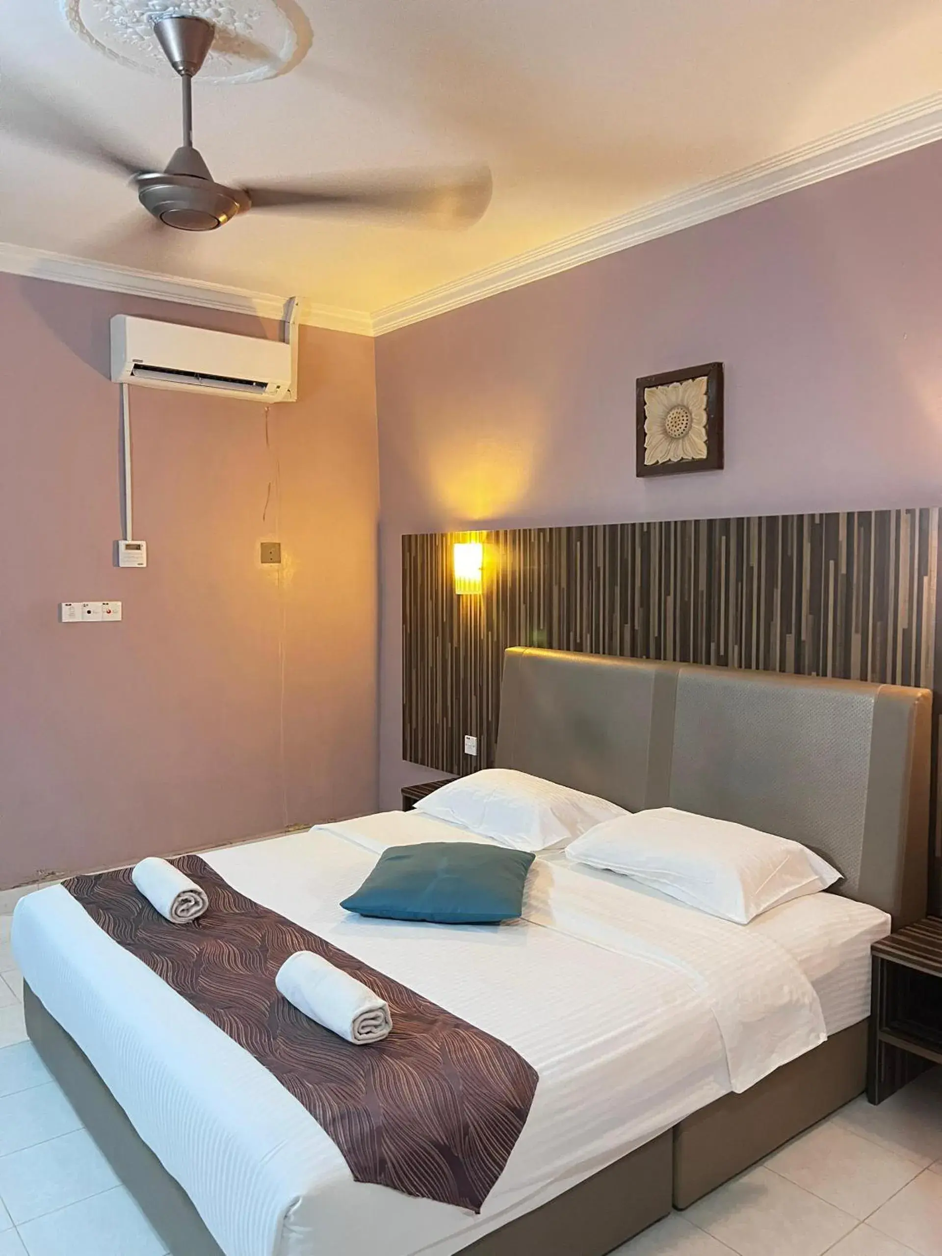 Deluxe King Room in White Lodge Deluxe King Room in White Lodge