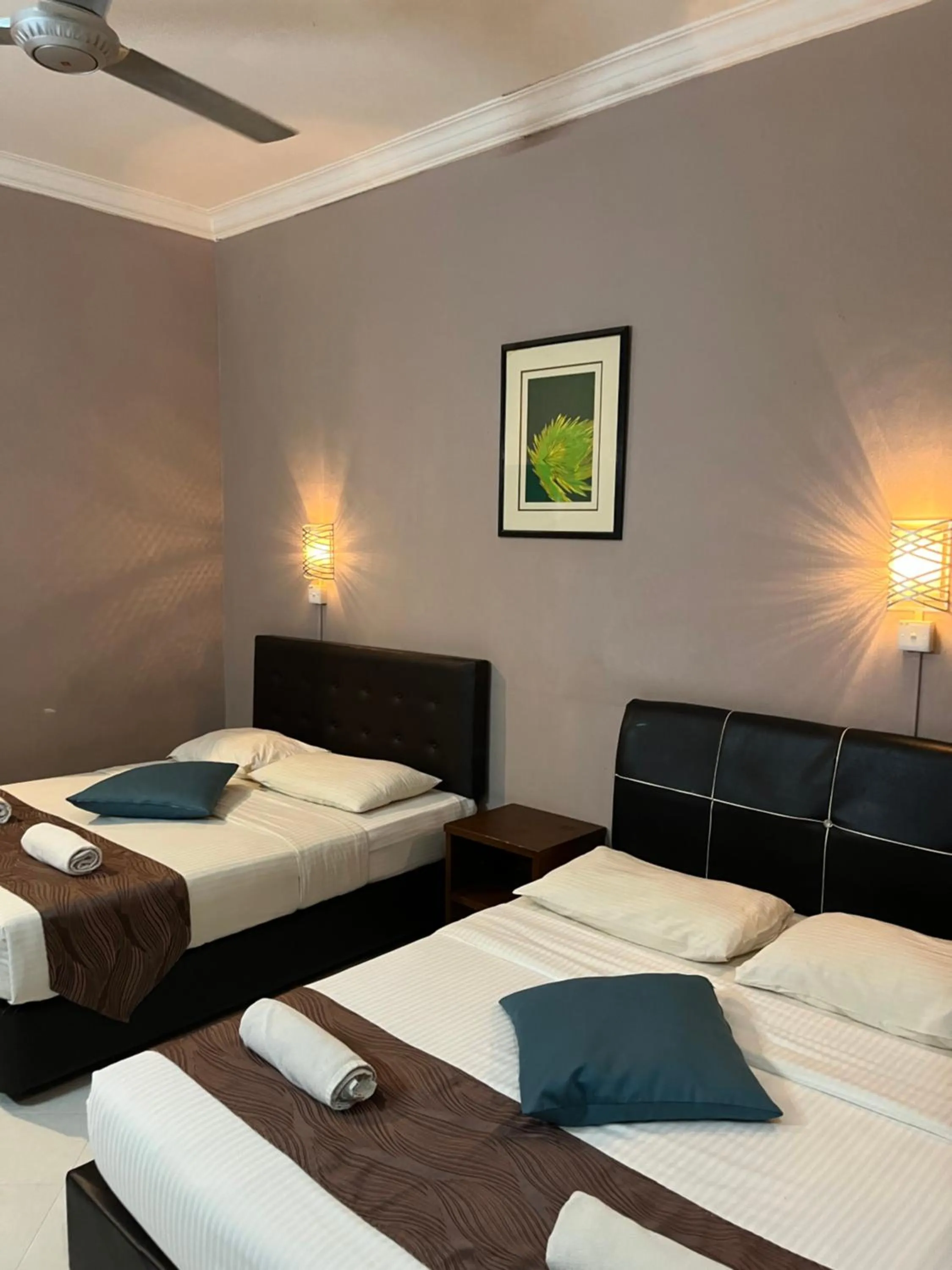 Photo of the whole room, Bed in White Lodge