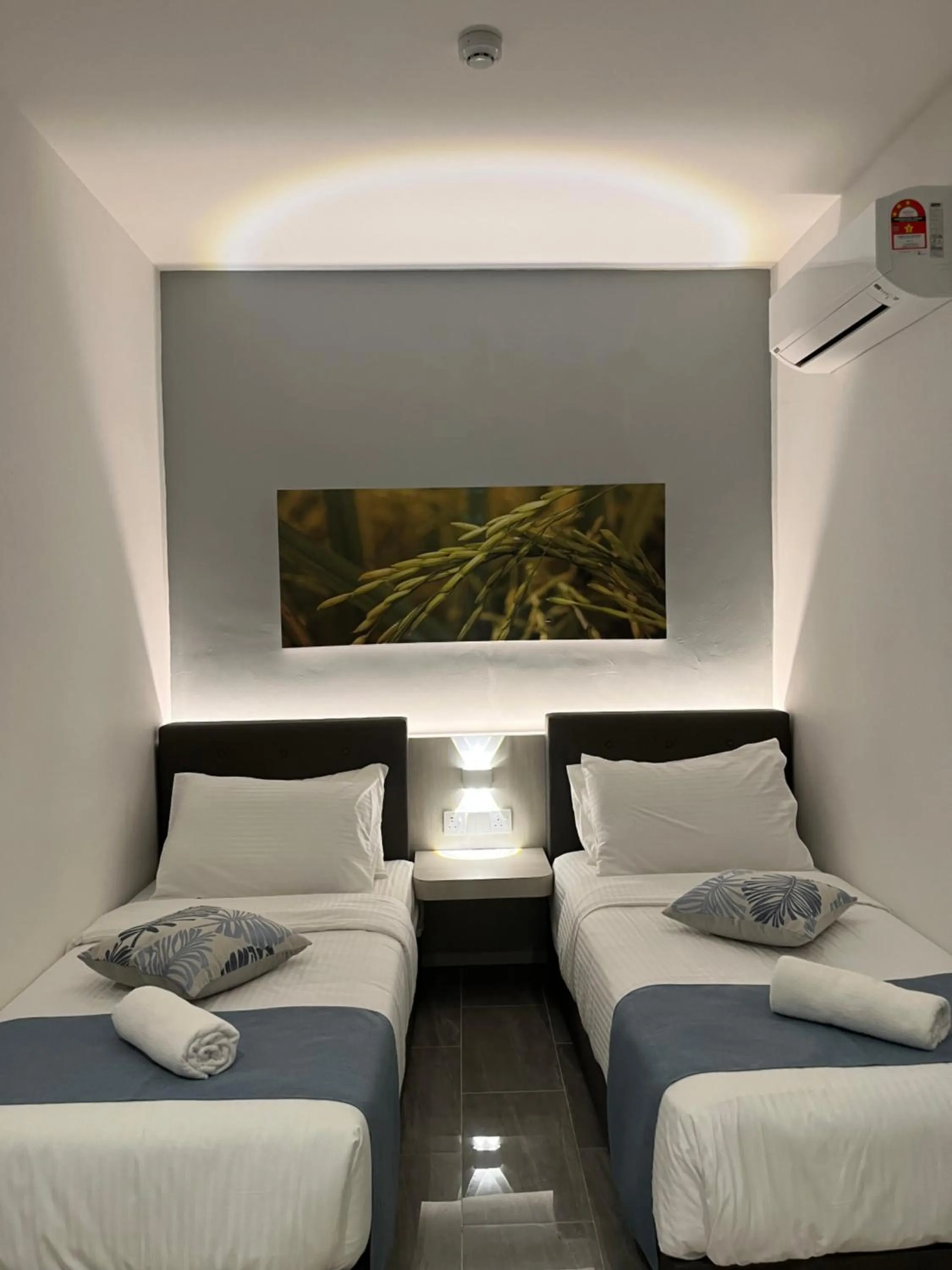 Photo of the whole room, Bed in White Lodge