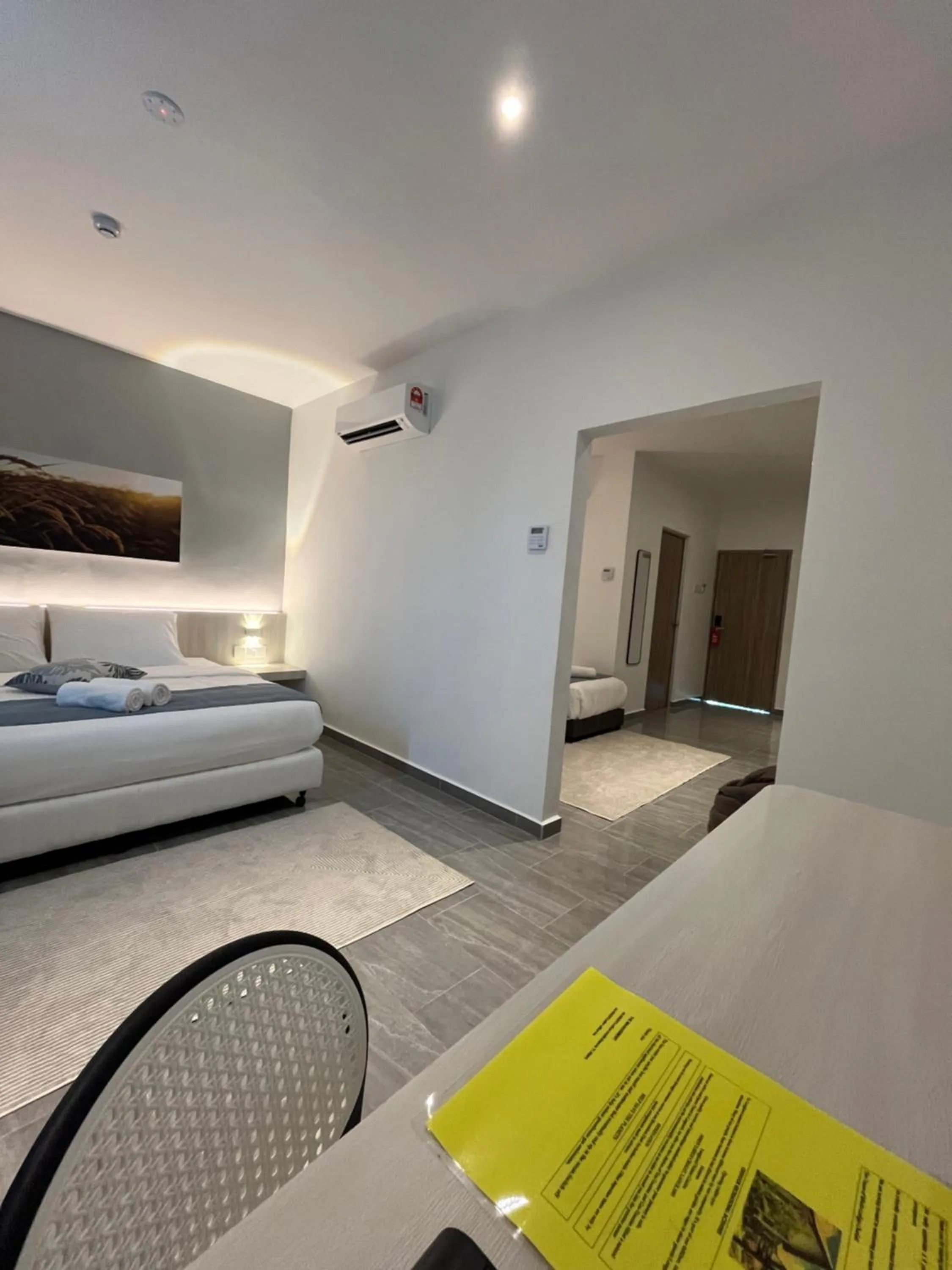 Photo of the whole room, Bed in White Lodge