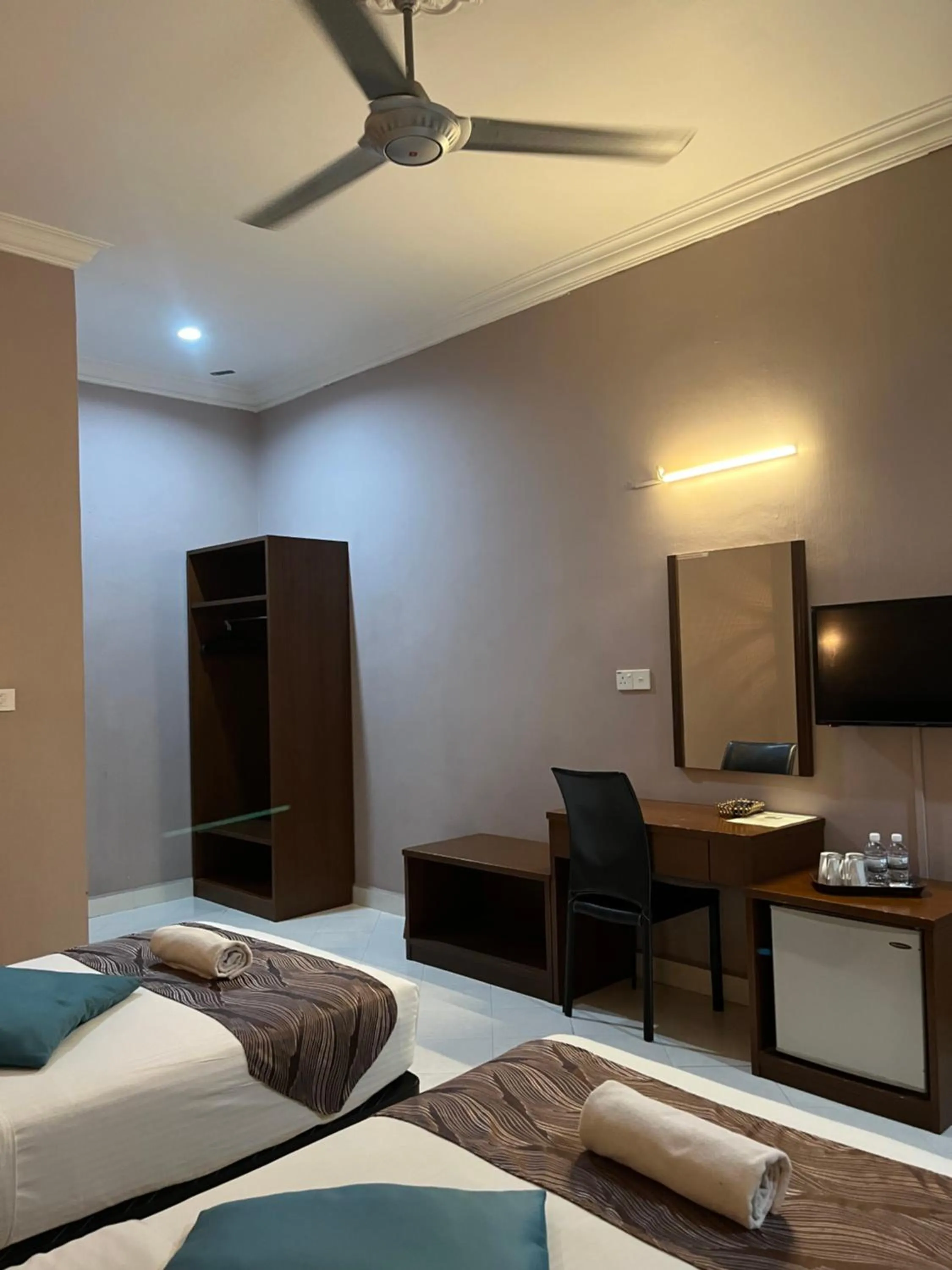 Photo of the whole room, Bed in White Lodge