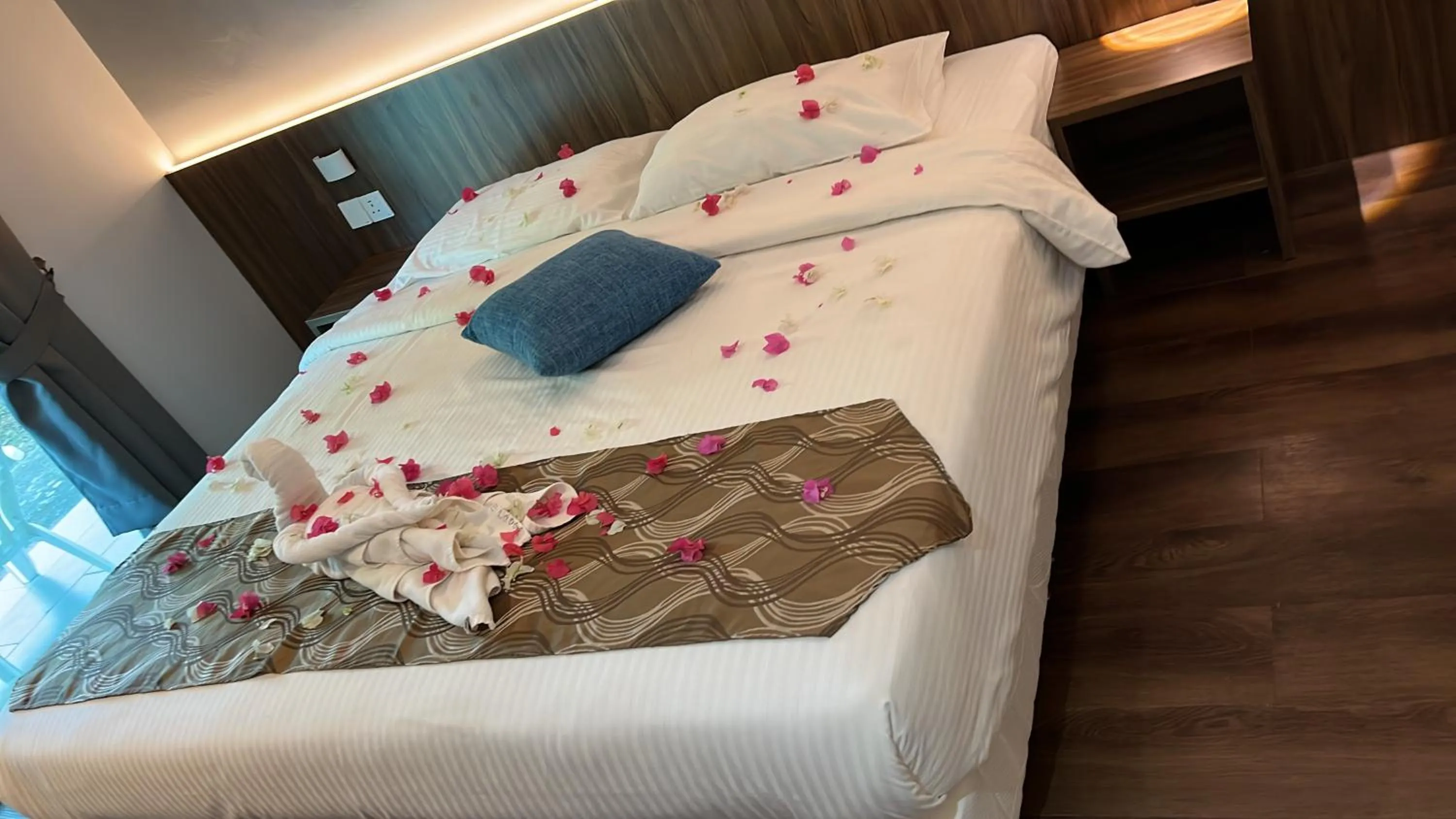 Photo of the whole room, Bed in White Lodge