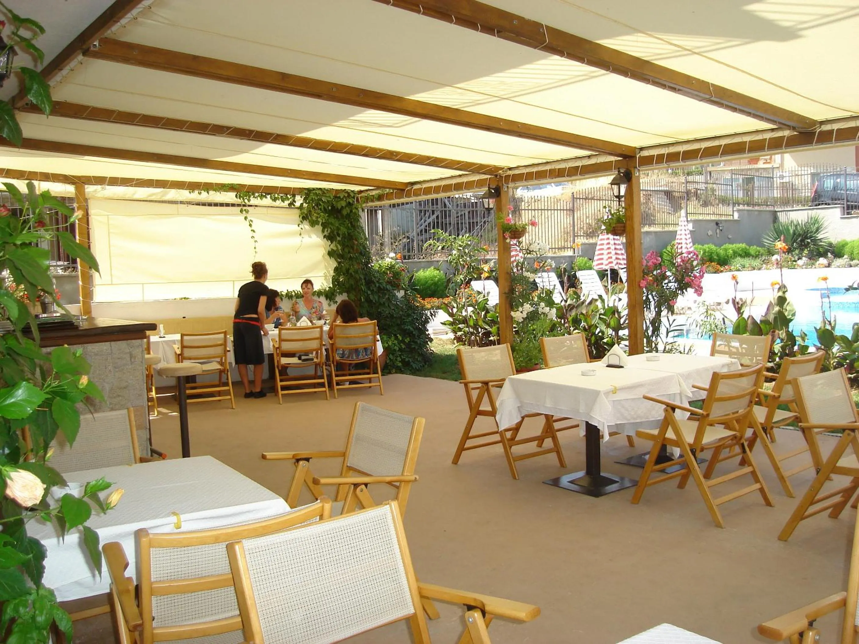 Restaurant/places to eat in Family Hotel Muses