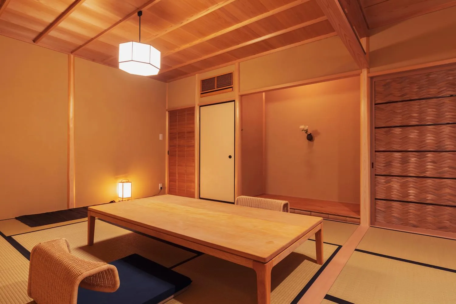 Living room, Bed in Ryokan Motonago