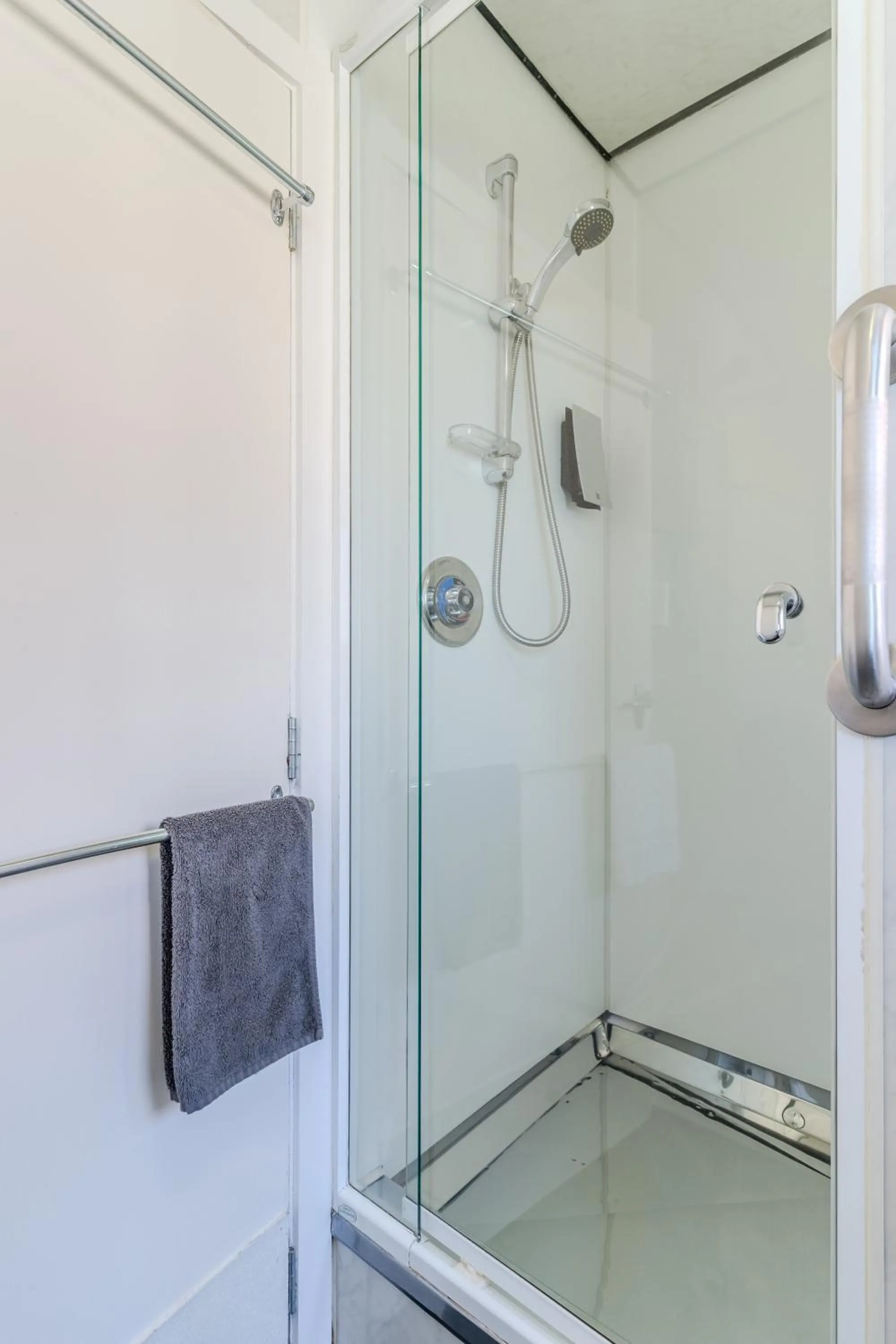 Shower in George Street Motel Apartments