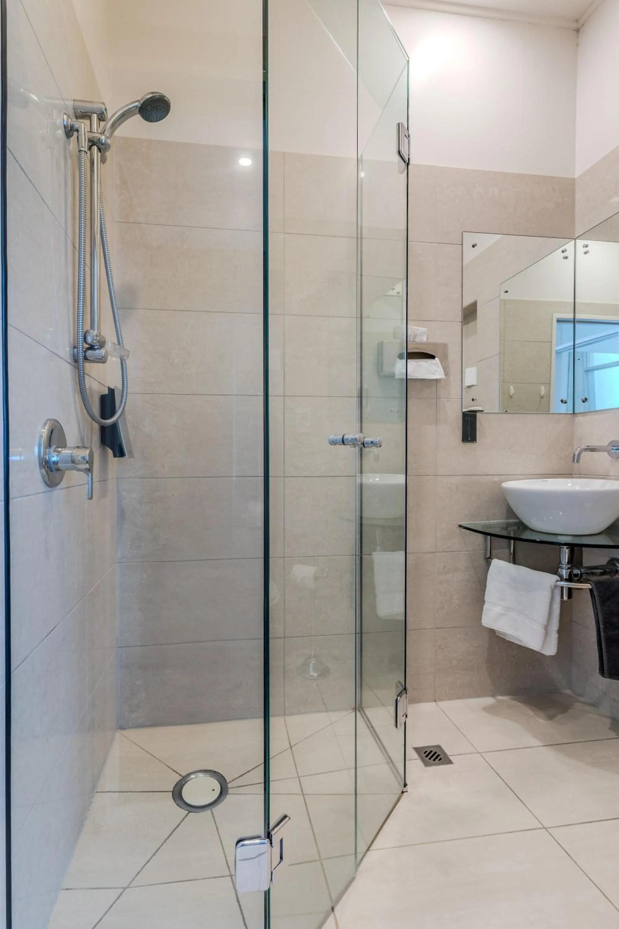 Shower in George Street Motel Apartments