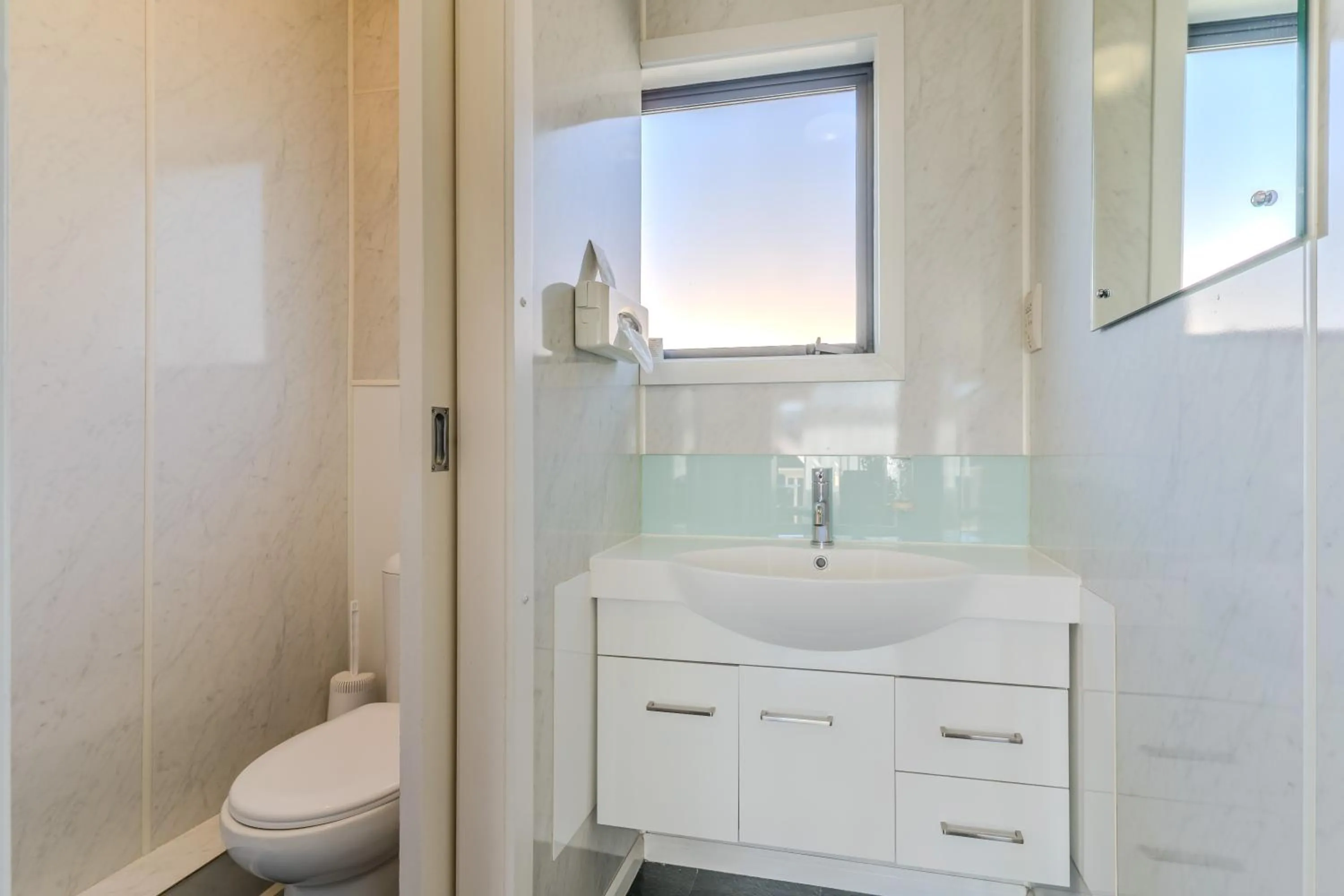 Toilet in George Street Motel Apartments