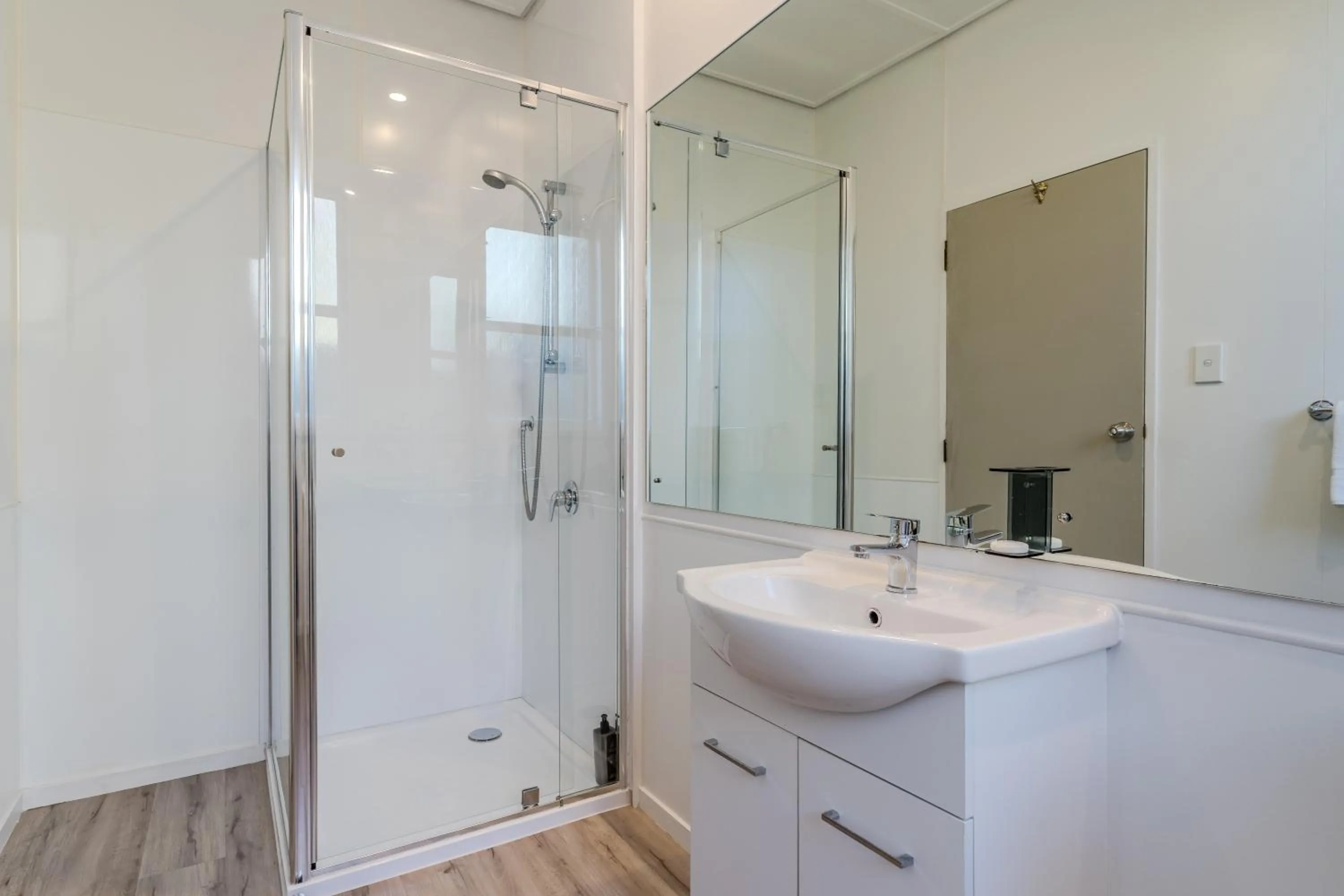 Shower in George Street Motel Apartments