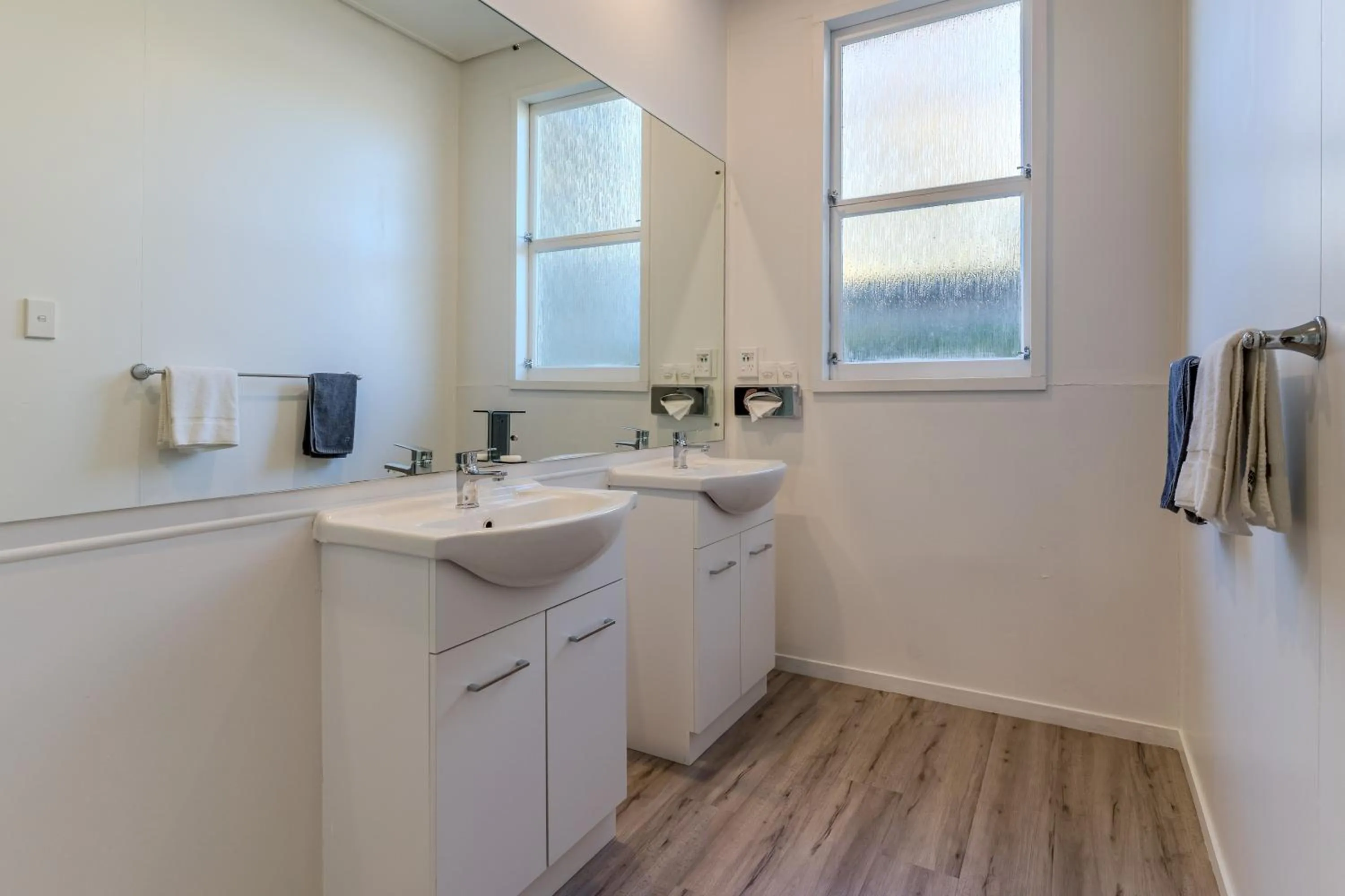 Bathroom in George Street Motel Apartments