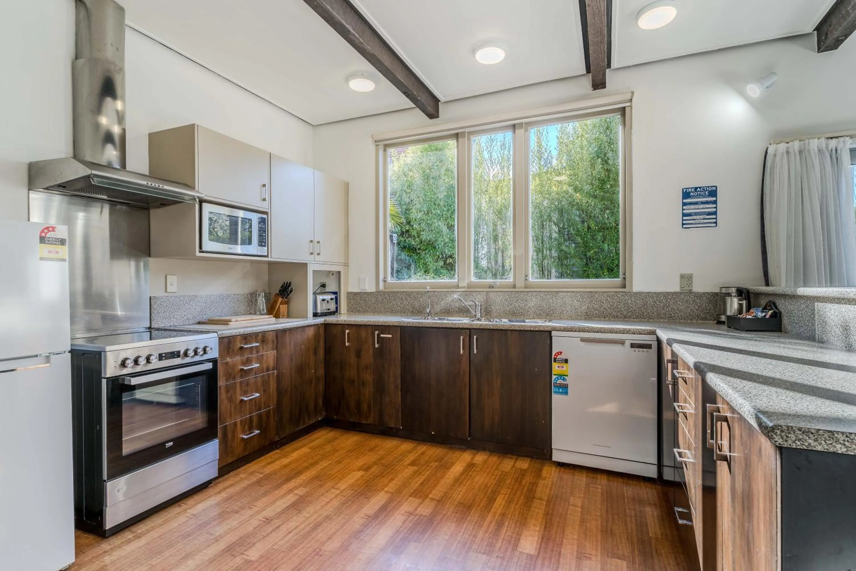 Kitchen or kitchenette in George Street Motel Apartments