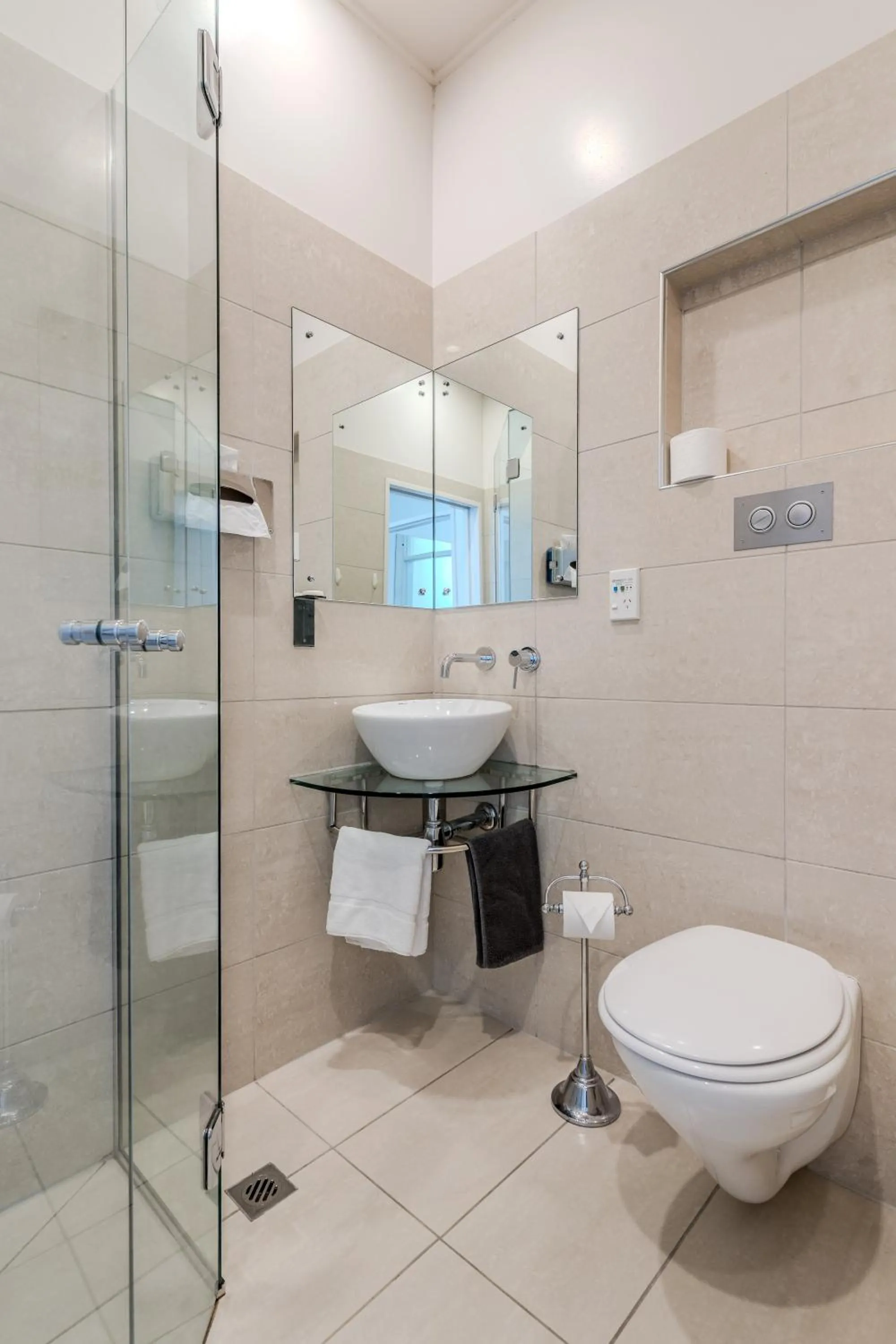 Toilet in George Street Motel Apartments