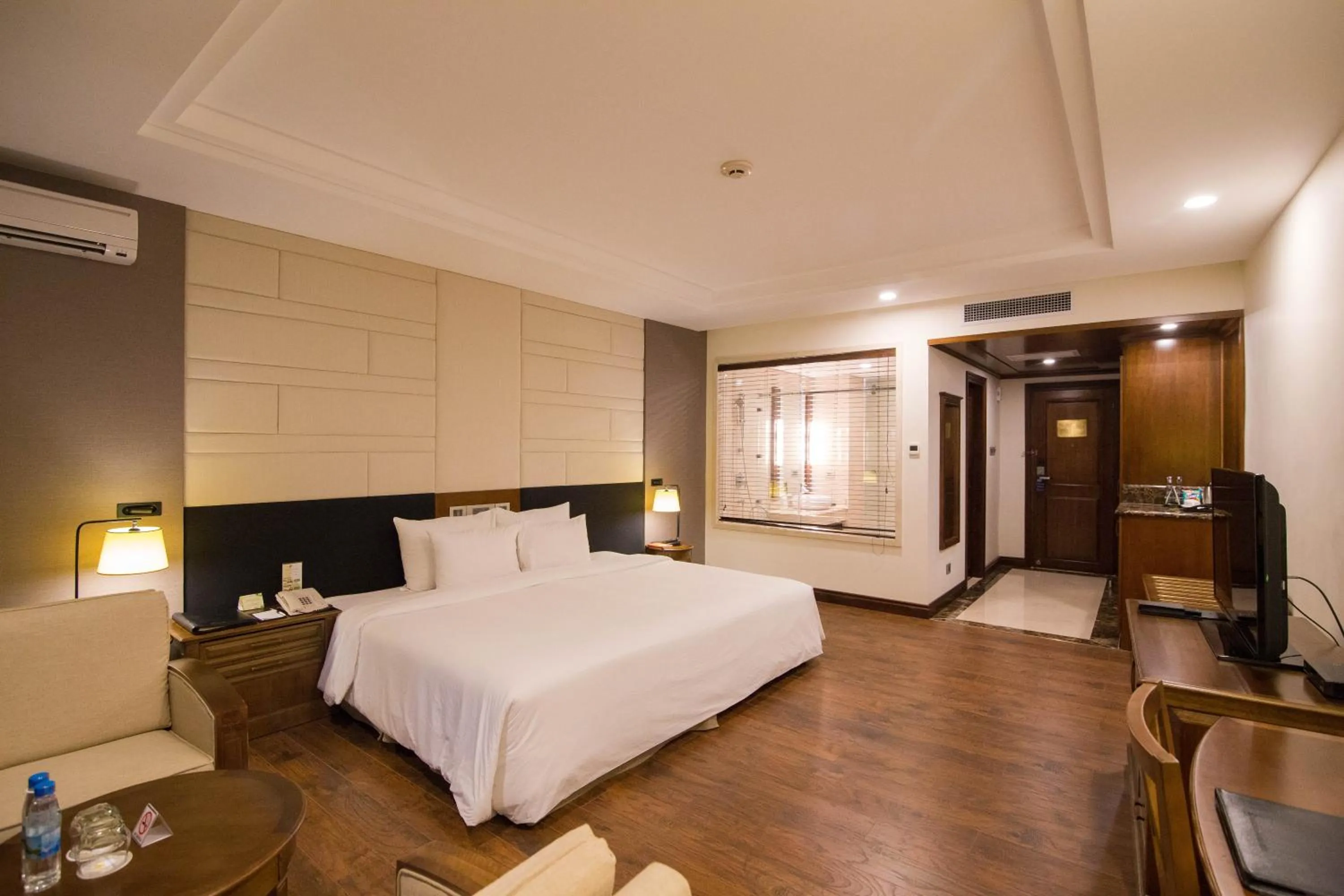 Bedroom, Bed in Sai Gon Ha Long Hotel