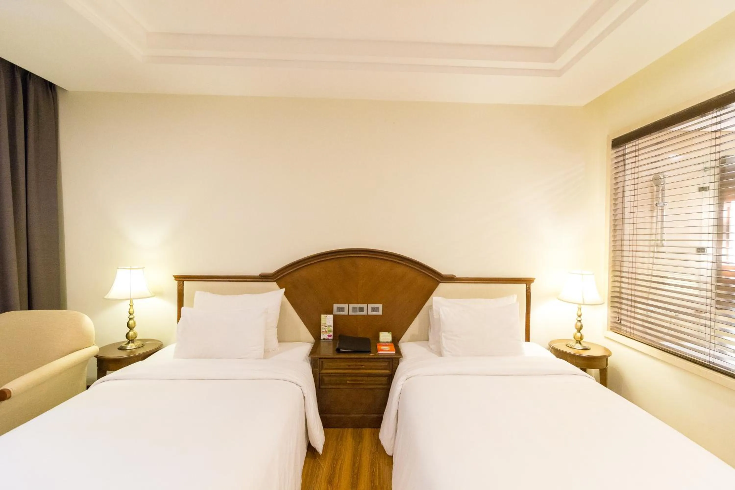 Bathroom, Bed in Sai Gon Ha Long Hotel