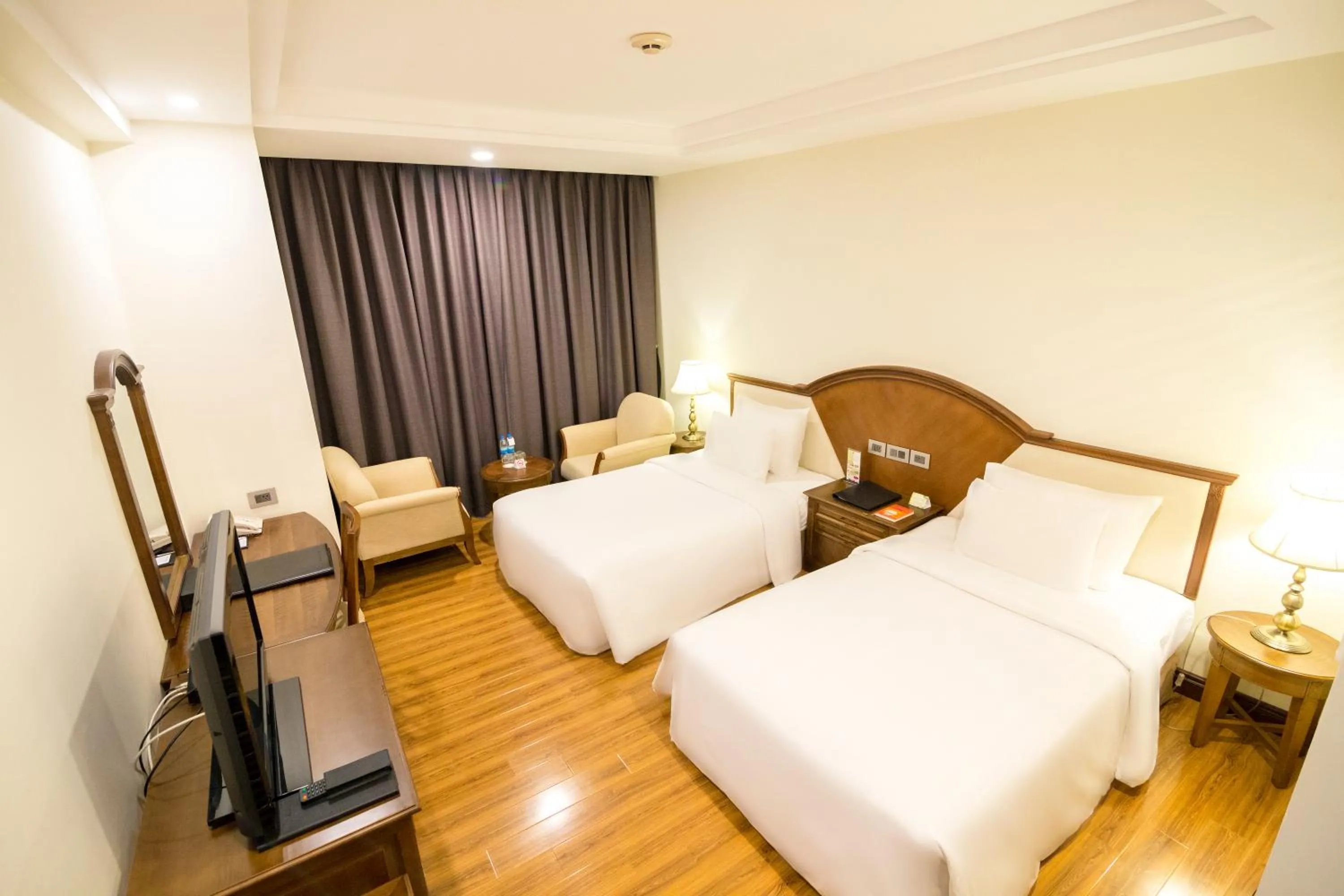 Bathroom, Bed in Sai Gon Ha Long Hotel