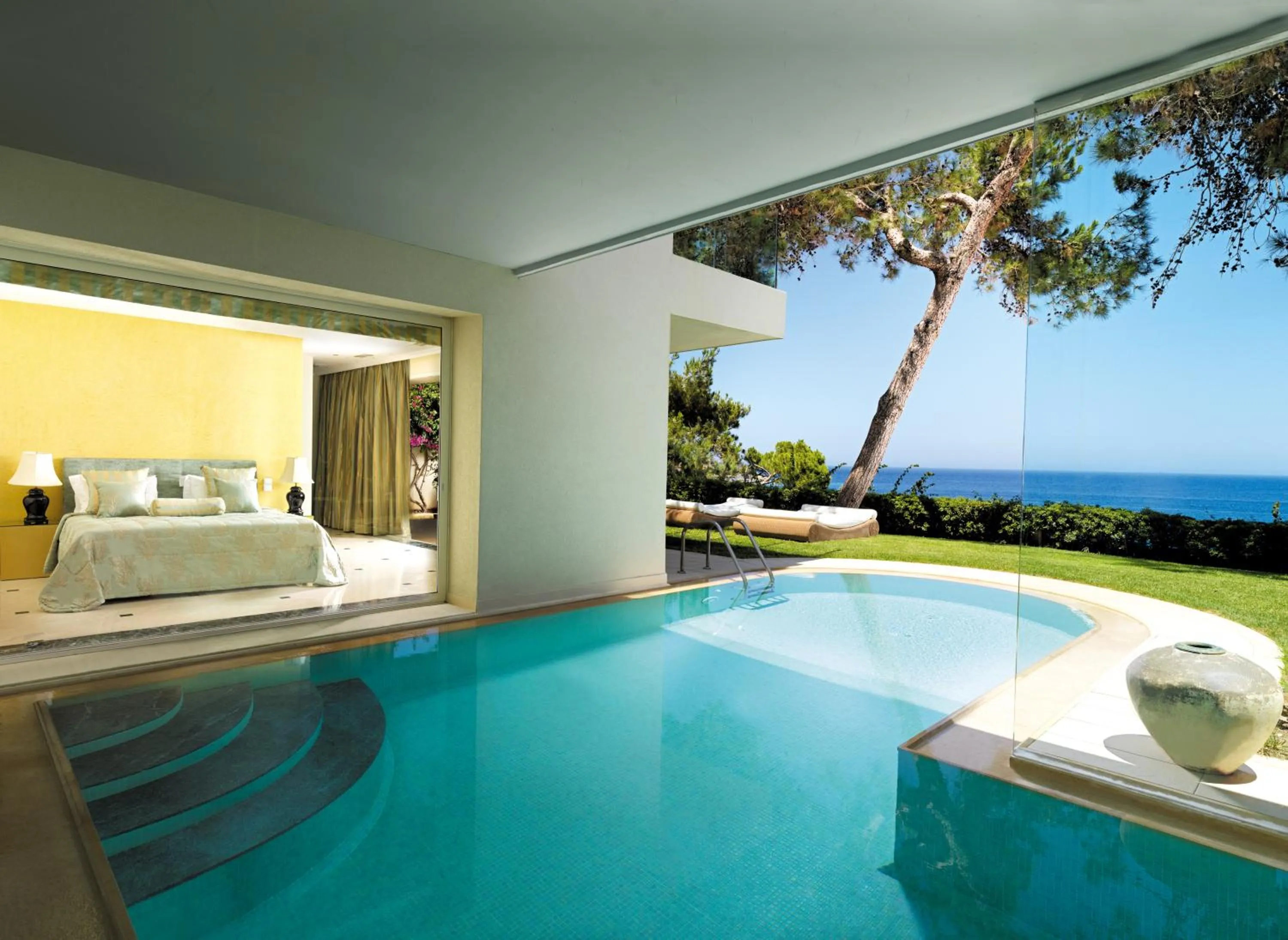 Bed in Out Of The Blue Resort & Spa