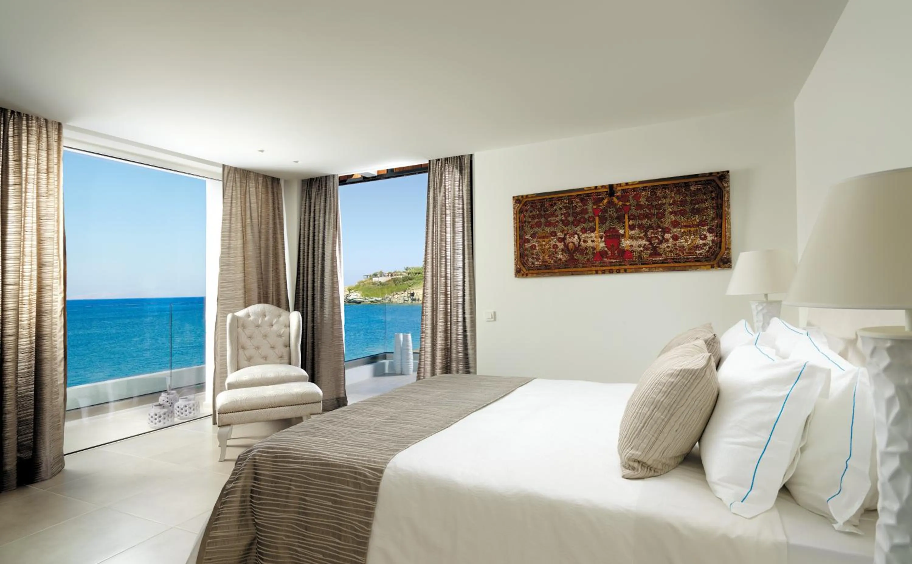 Bed in Out Of The Blue Resort & Spa