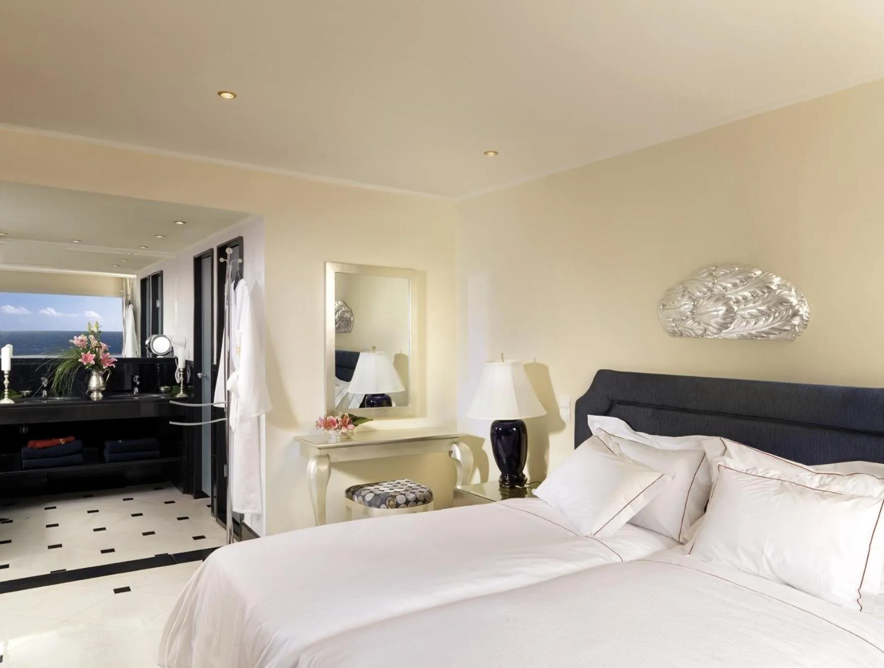 Bed in Out Of The Blue Resort & Spa