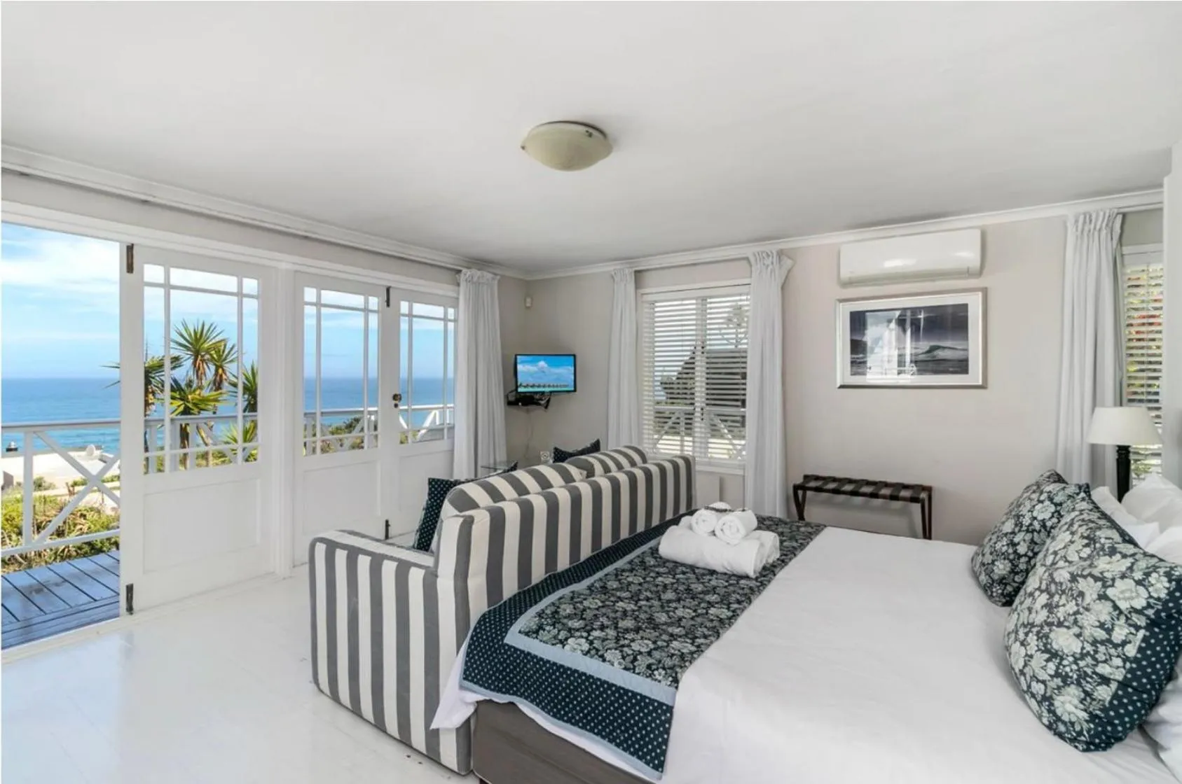 Honeymoon Suite with Sea View - single occupancy in Brenton Beach House