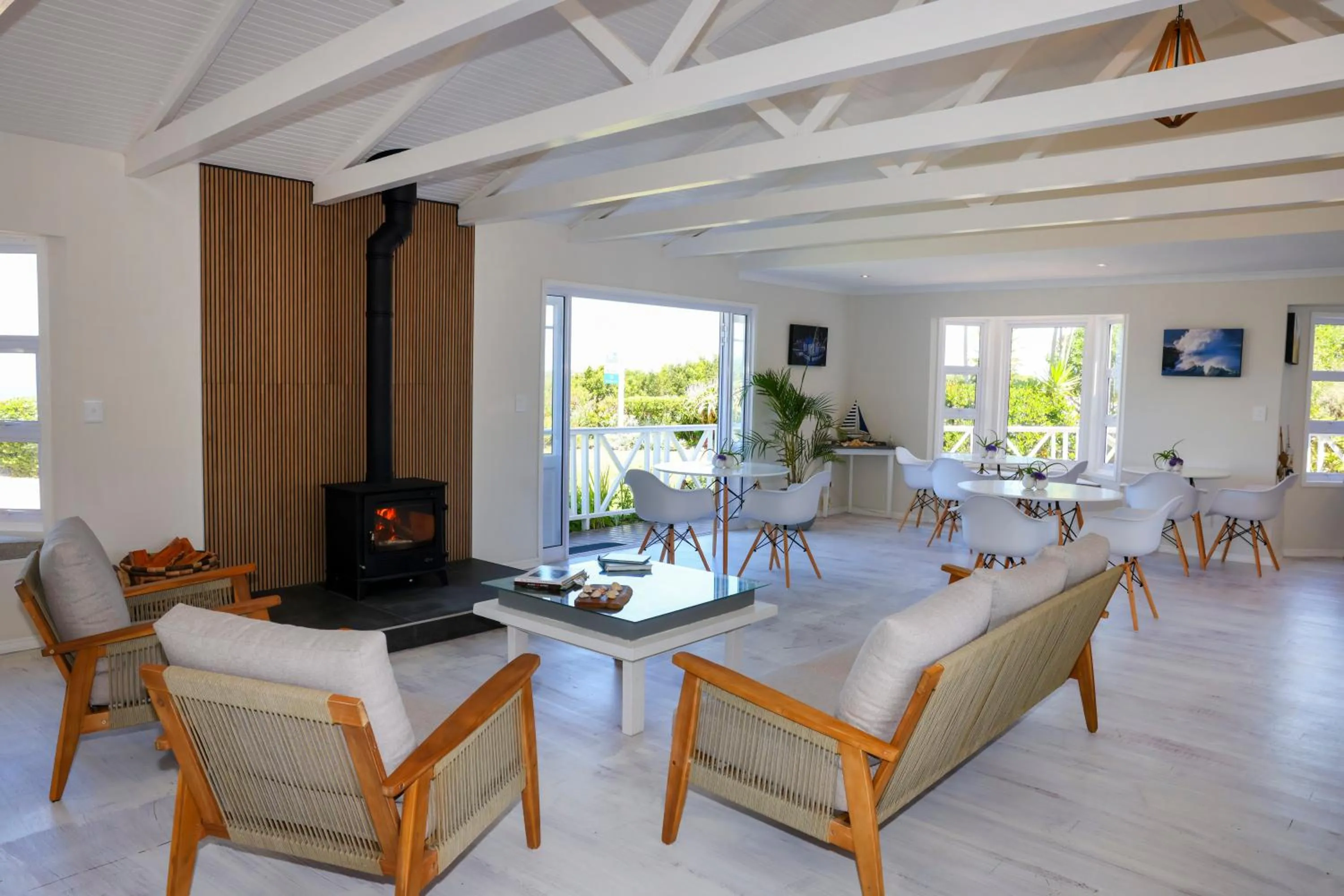 Lounge or bar in Brenton Beach House