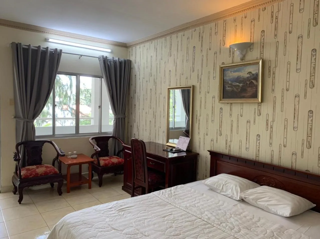 hair dresser, Bed in Lam Son Hotel