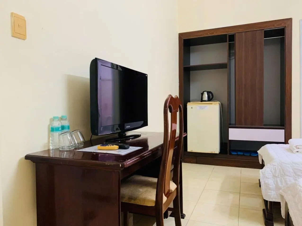 wardrobe, Bed in Lam Son Hotel