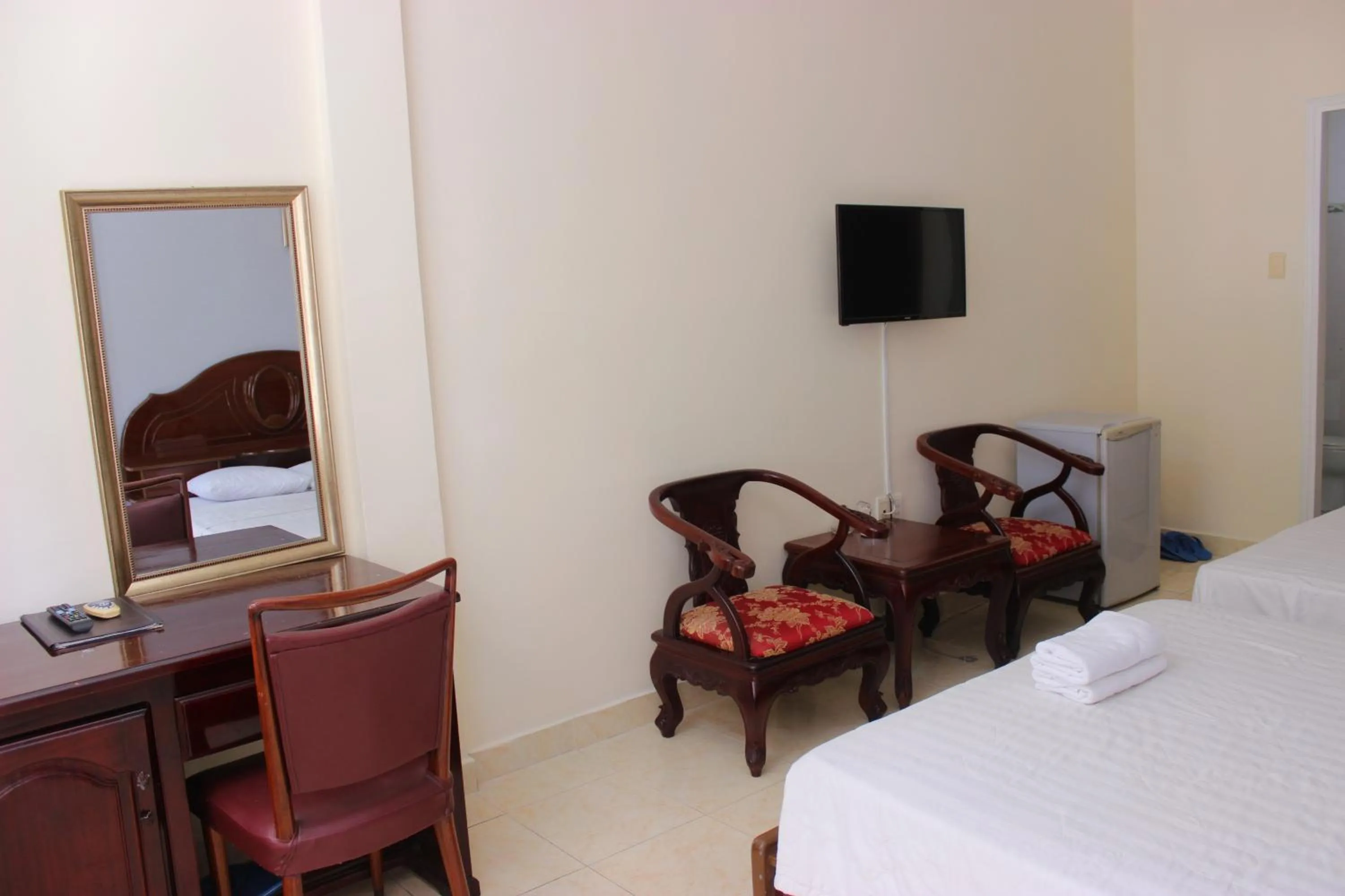 Seating area, Bed in Lam Son Hotel