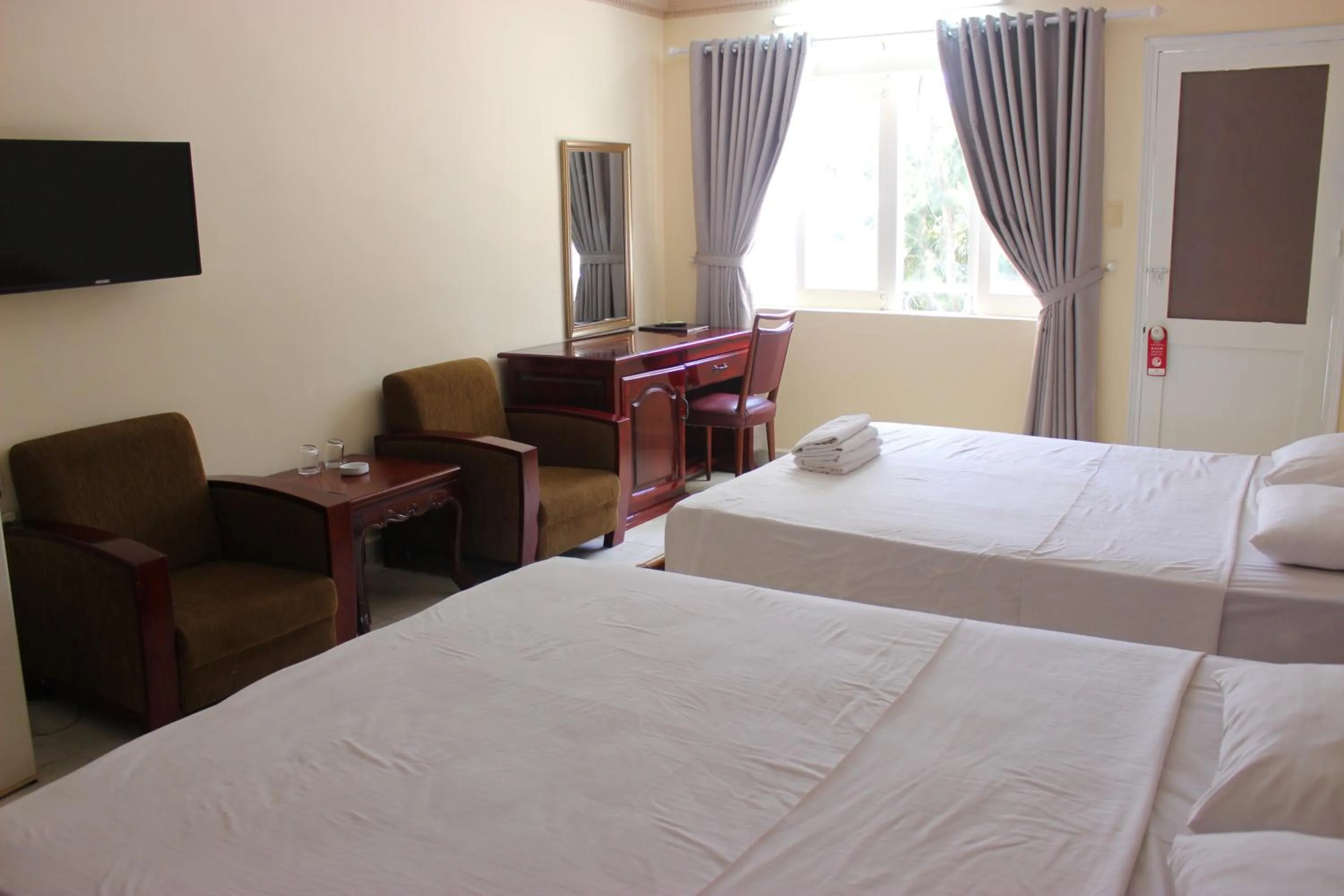 Seating area, Bed in Lam Son Hotel