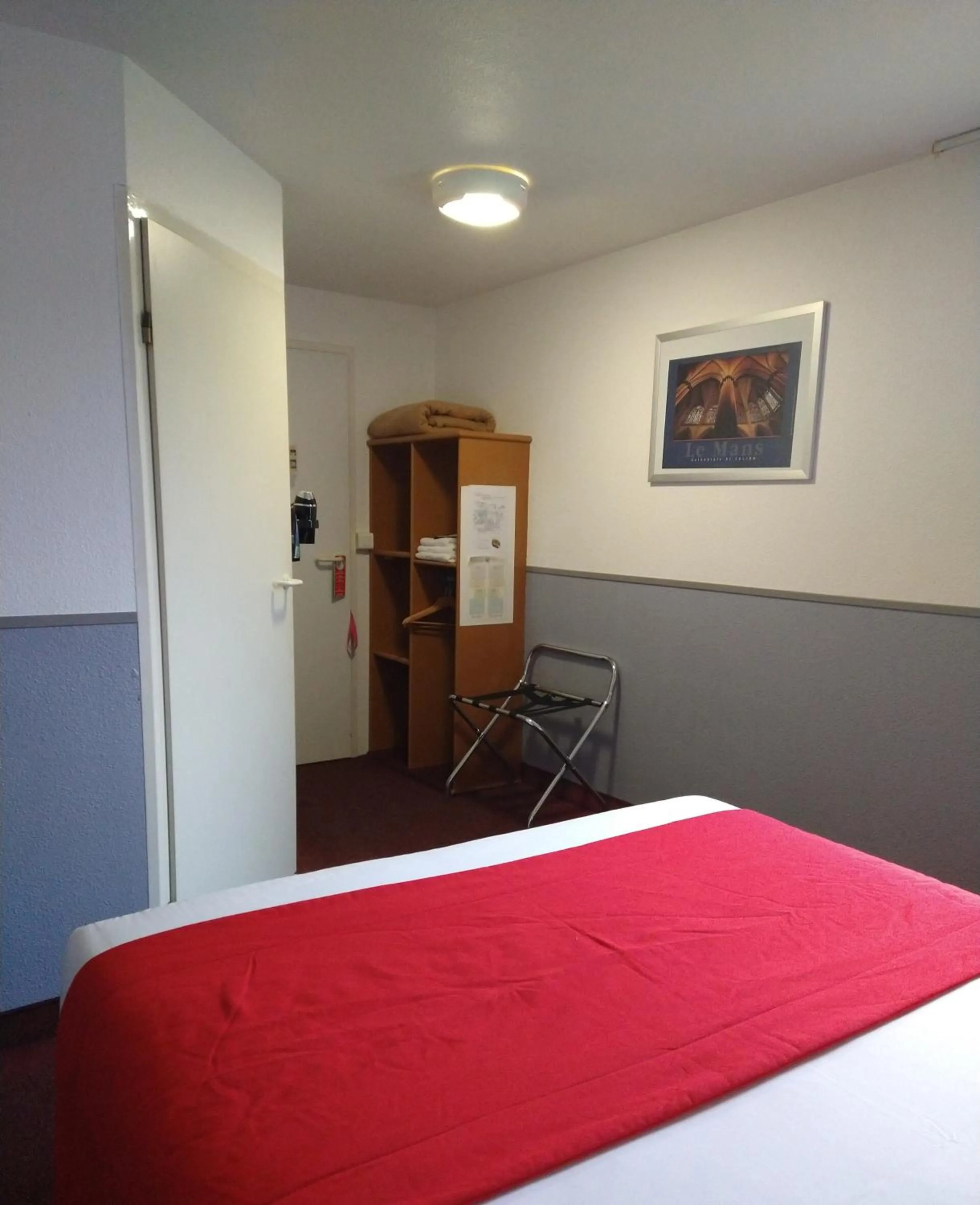 Photo of the whole room, Bed in Quick Palace Le Mans