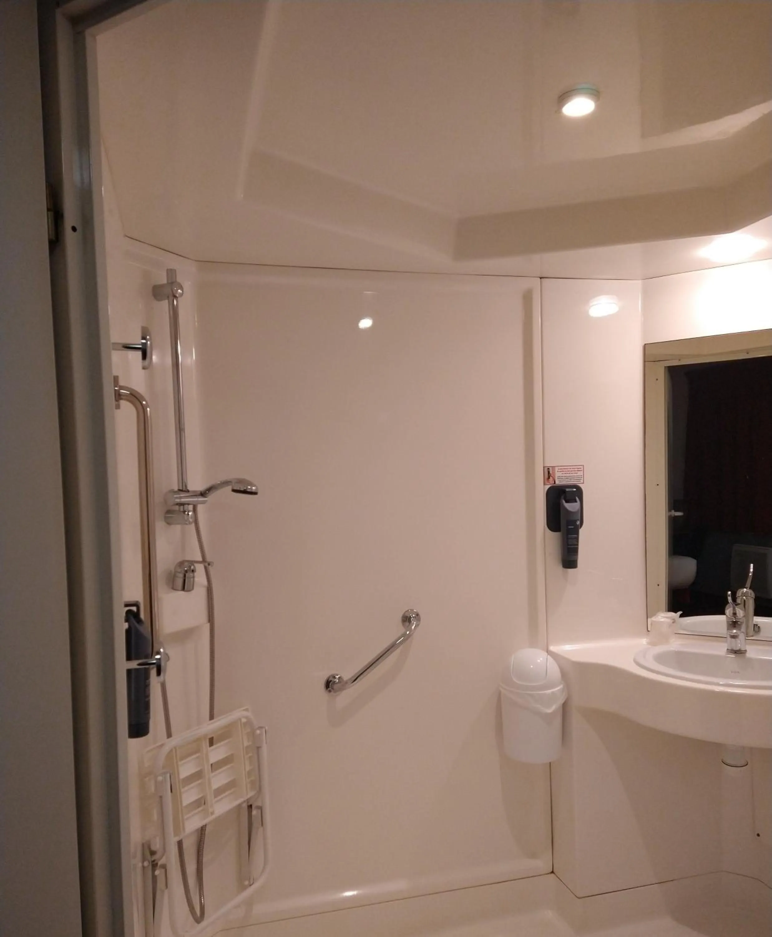 Shower in Quick Palace Le Mans