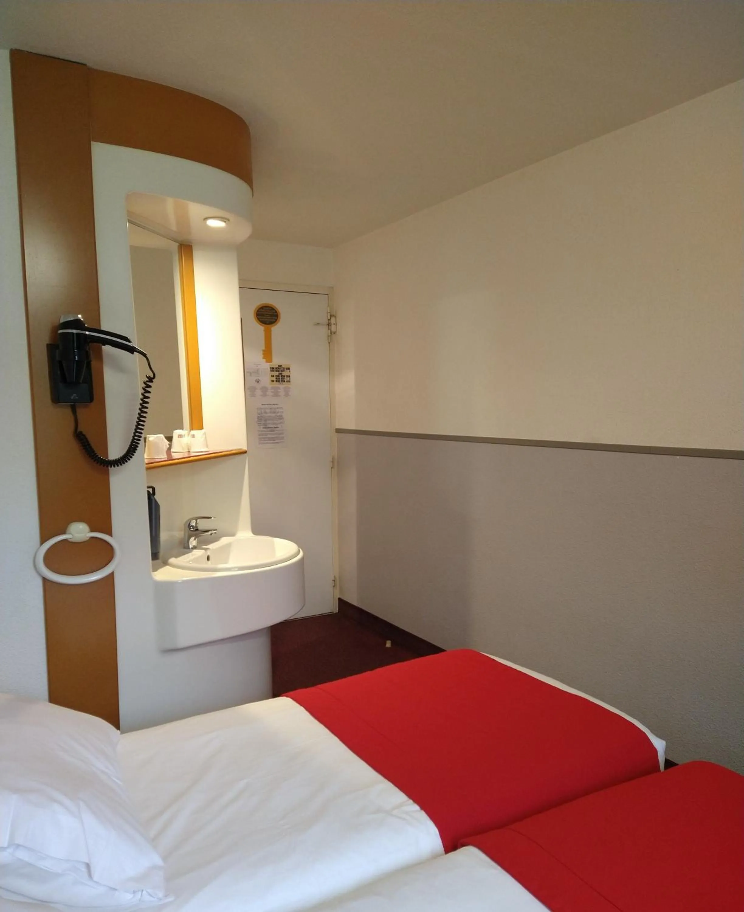 Photo of the whole room, Bed in Quick Palace Le Mans